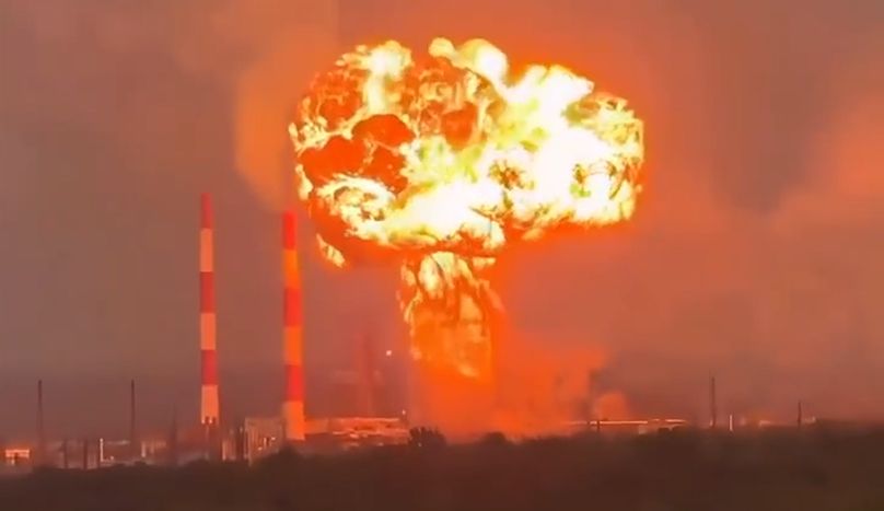 Ein Screenshot soll eine Explosion in einer russischen Raffinerie zeigen. Die Ukraine hat erneut eine Energieanlage in der Stadt Perm angegriffen. (Archivbild)