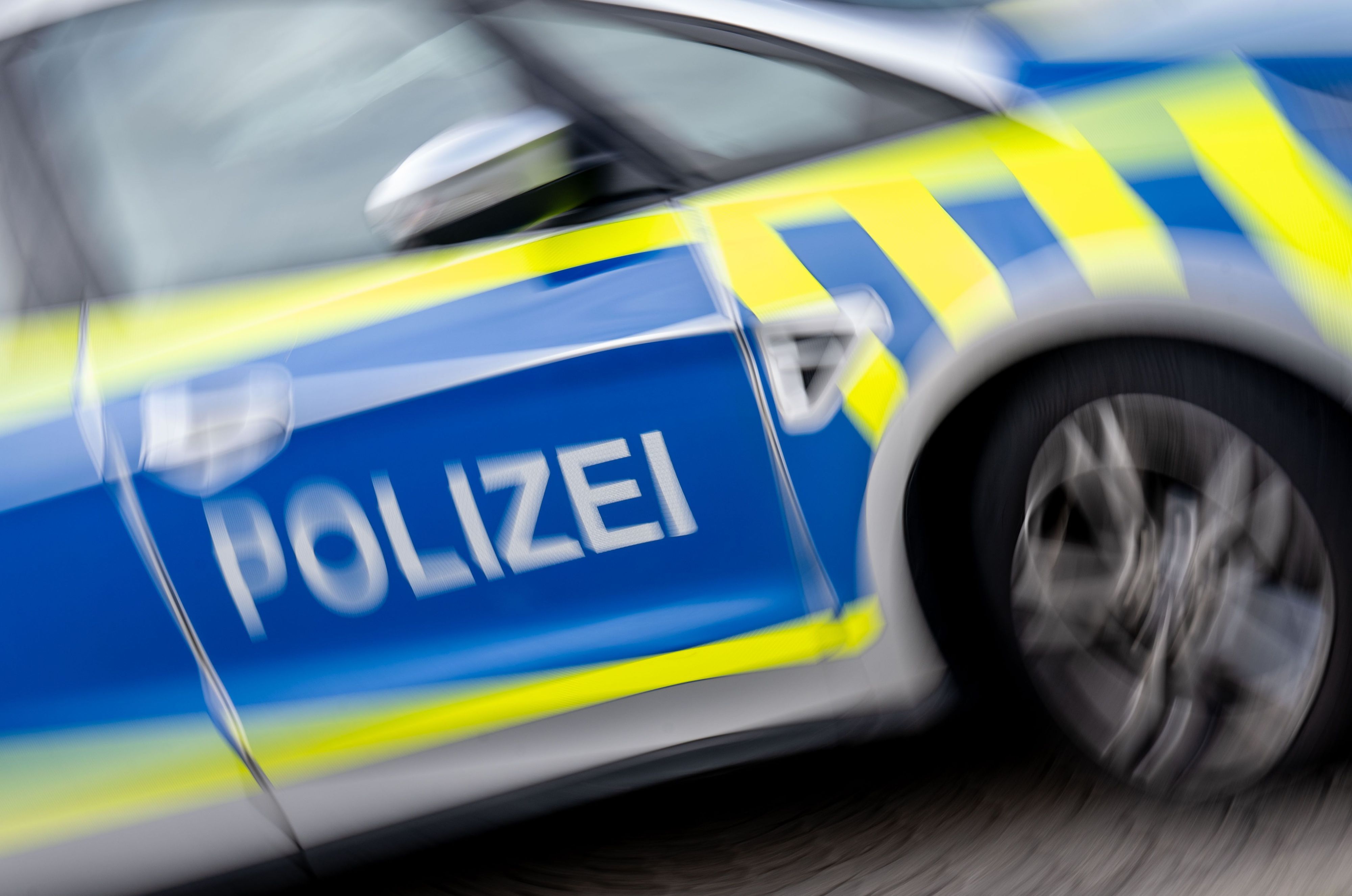 Polizeifahrzeug fährt mit hoher Geschwindigkeit