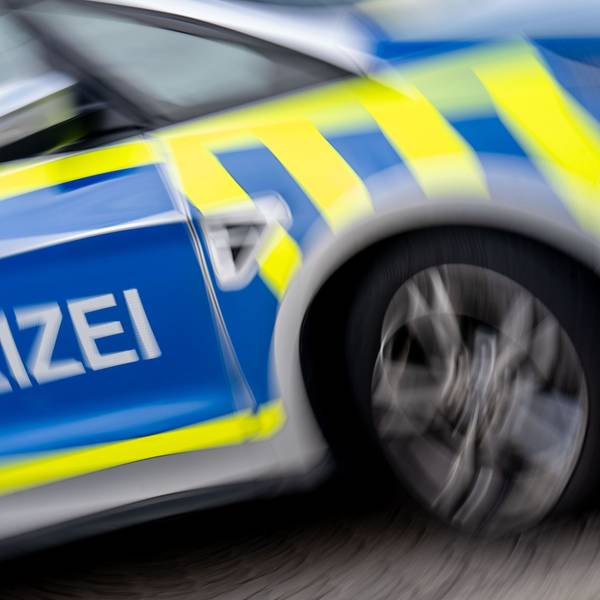 Polizeifahrzeug fährt mit hoher Geschwindigkeit