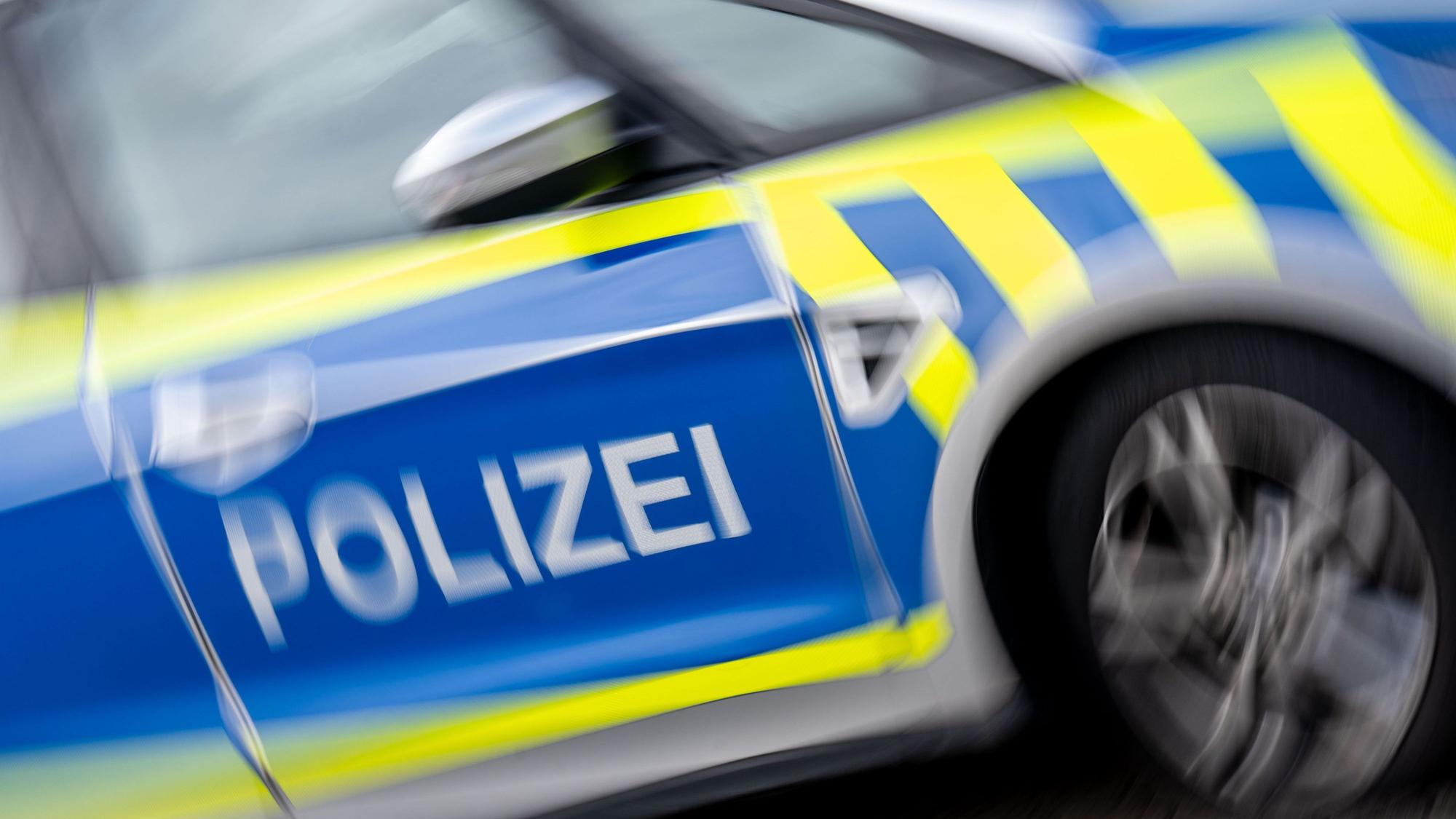 Polizeifahrzeug fährt mit hoher Geschwindigkeit