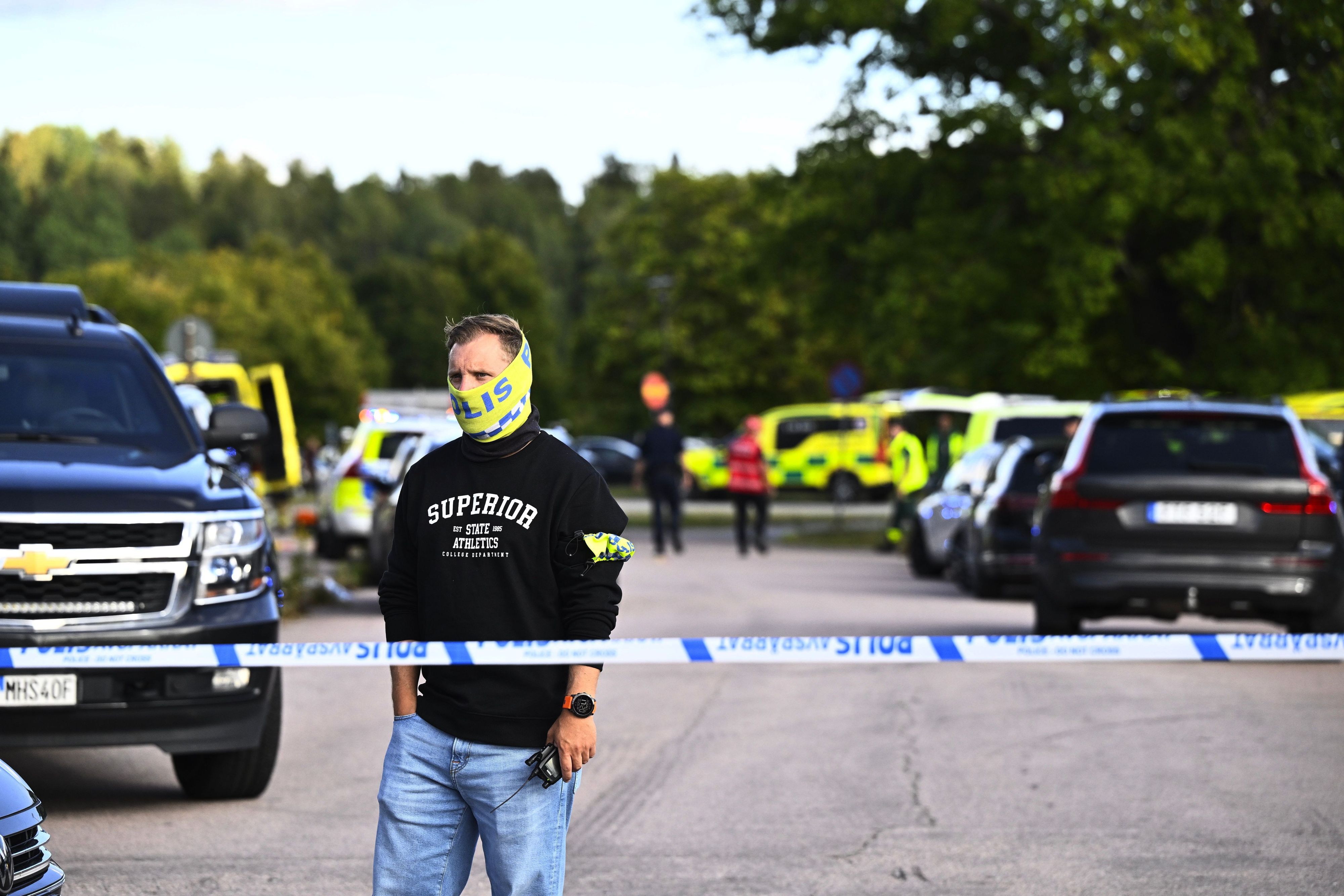 Polizei und Rettungskräfte im Einsatz vor der Brinellskolan. An einer Schule in Schweden hat eine Person mit einem Schwert mehrere Menschen verletzt.