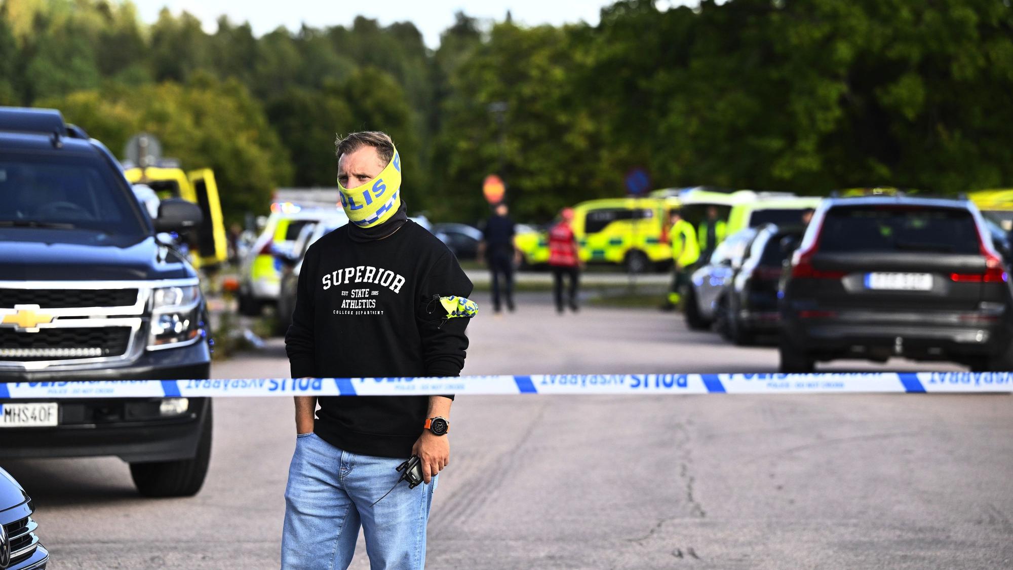 Polizei und Rettungskräfte im Einsatz vor der Brinellskolan. An einer Schule in Schweden hat eine Person mit einem Schwert mehrere Menschen verletzt.