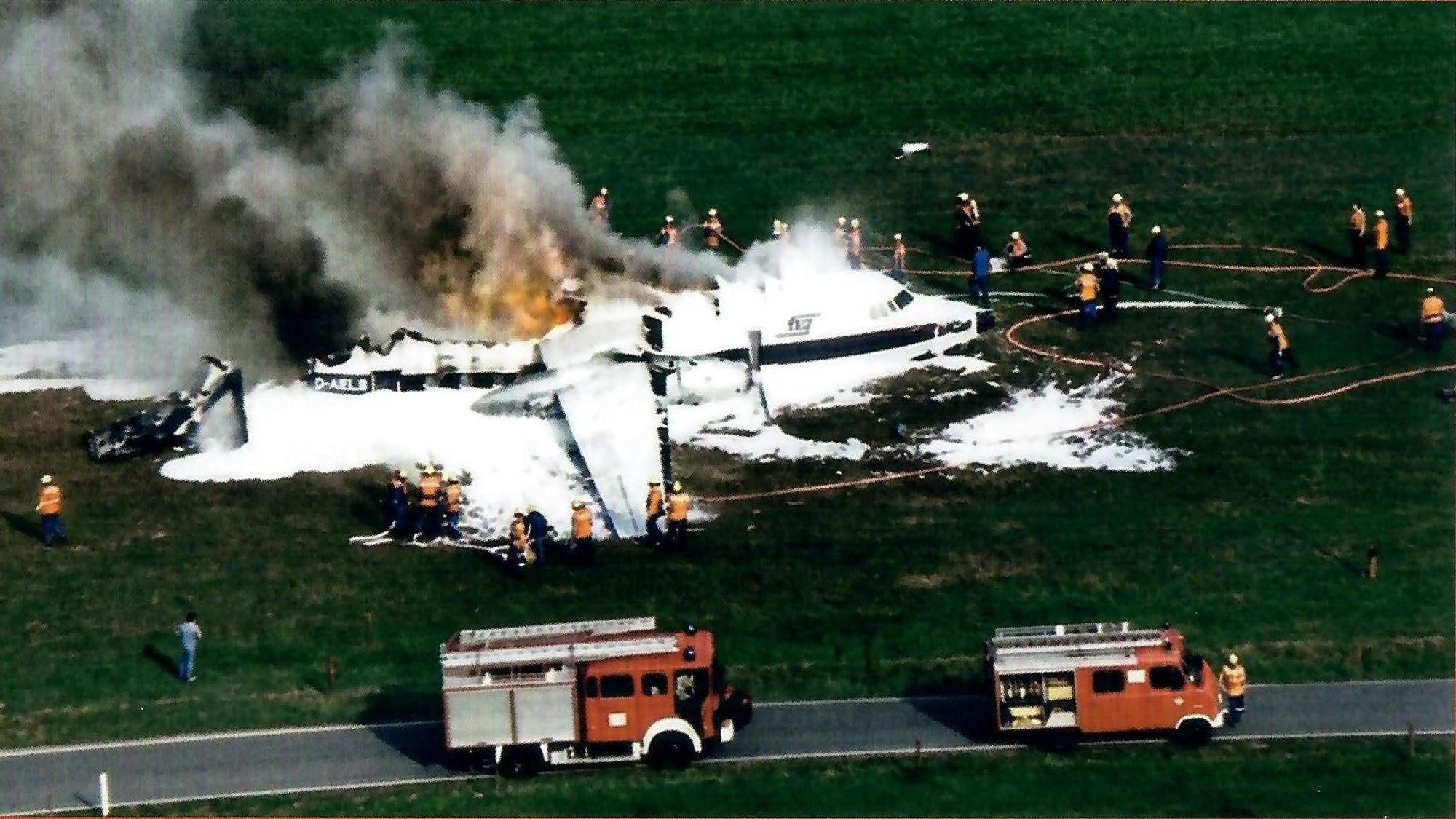 Feuerwehrwagen löschen ein brennendes Flugzeug.