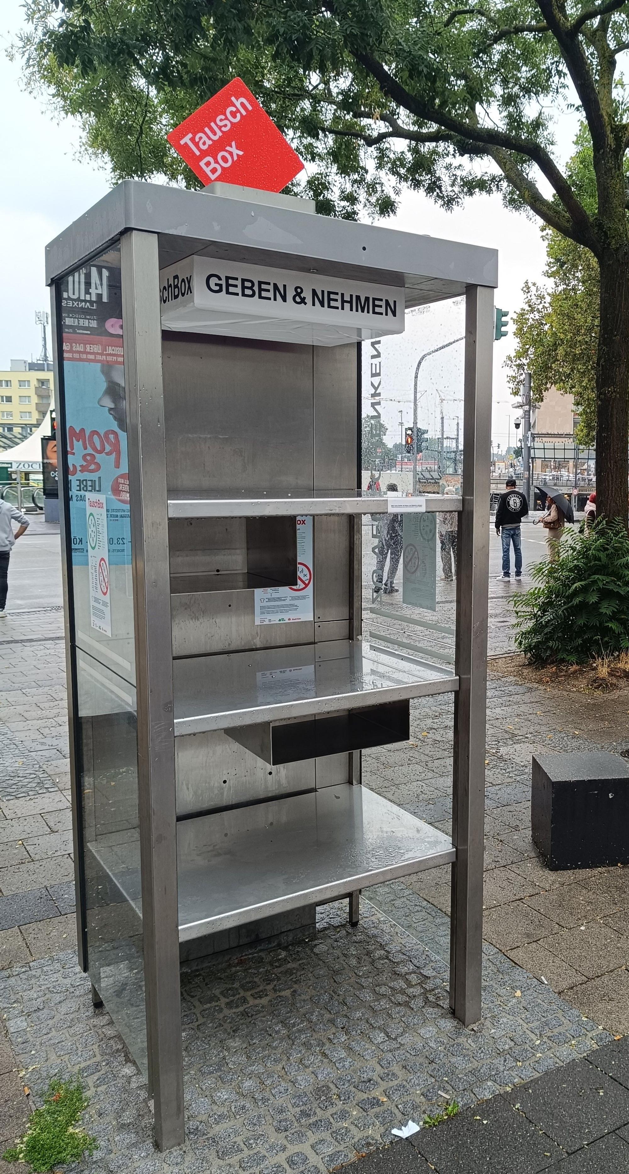 Die Tauschbox auf dem Wiener Platz in Mülheim.