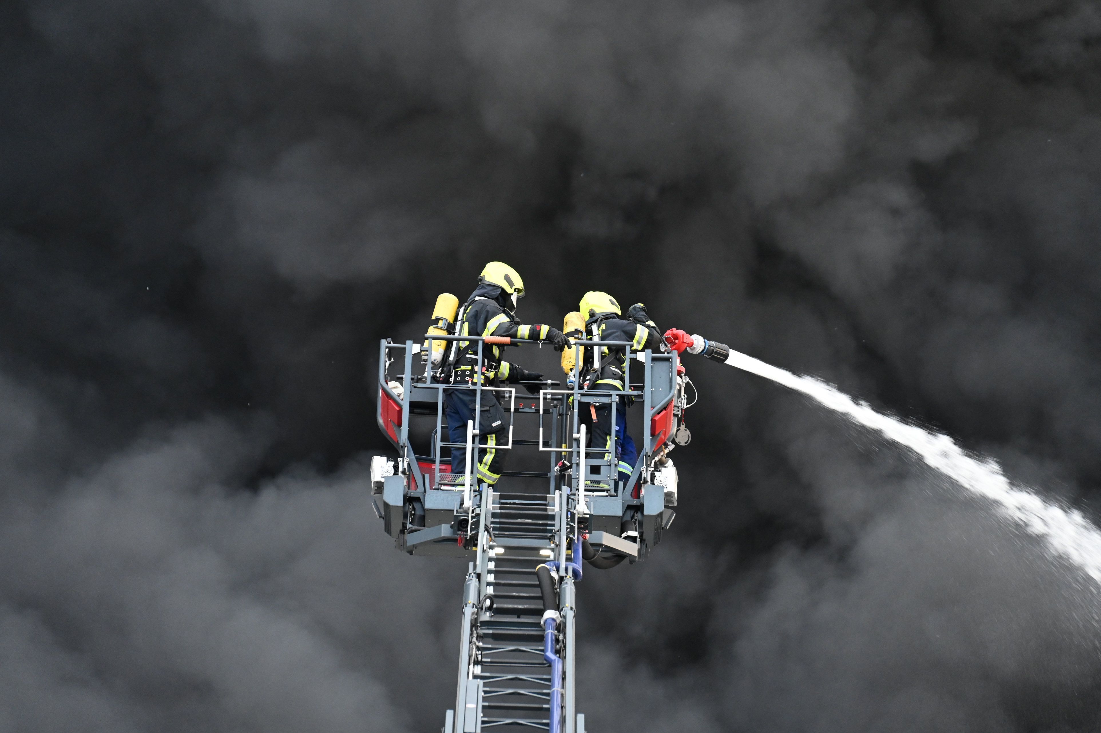 Auch aus der Luft kämpfen die Feuerwehrleute gegen die Flammen.