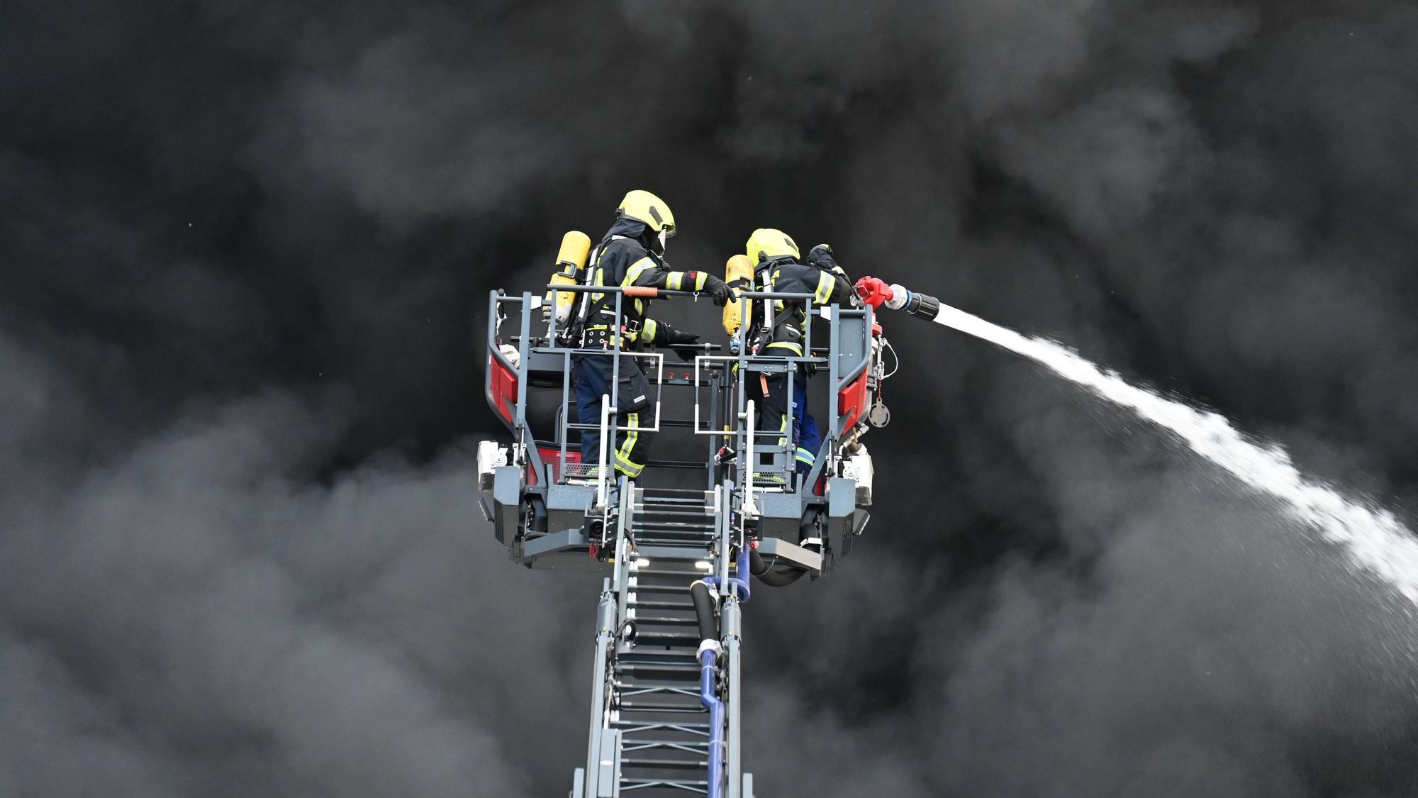 Auch aus der Luft kämpfen die Feuerwehrleute gegen die Flammen.