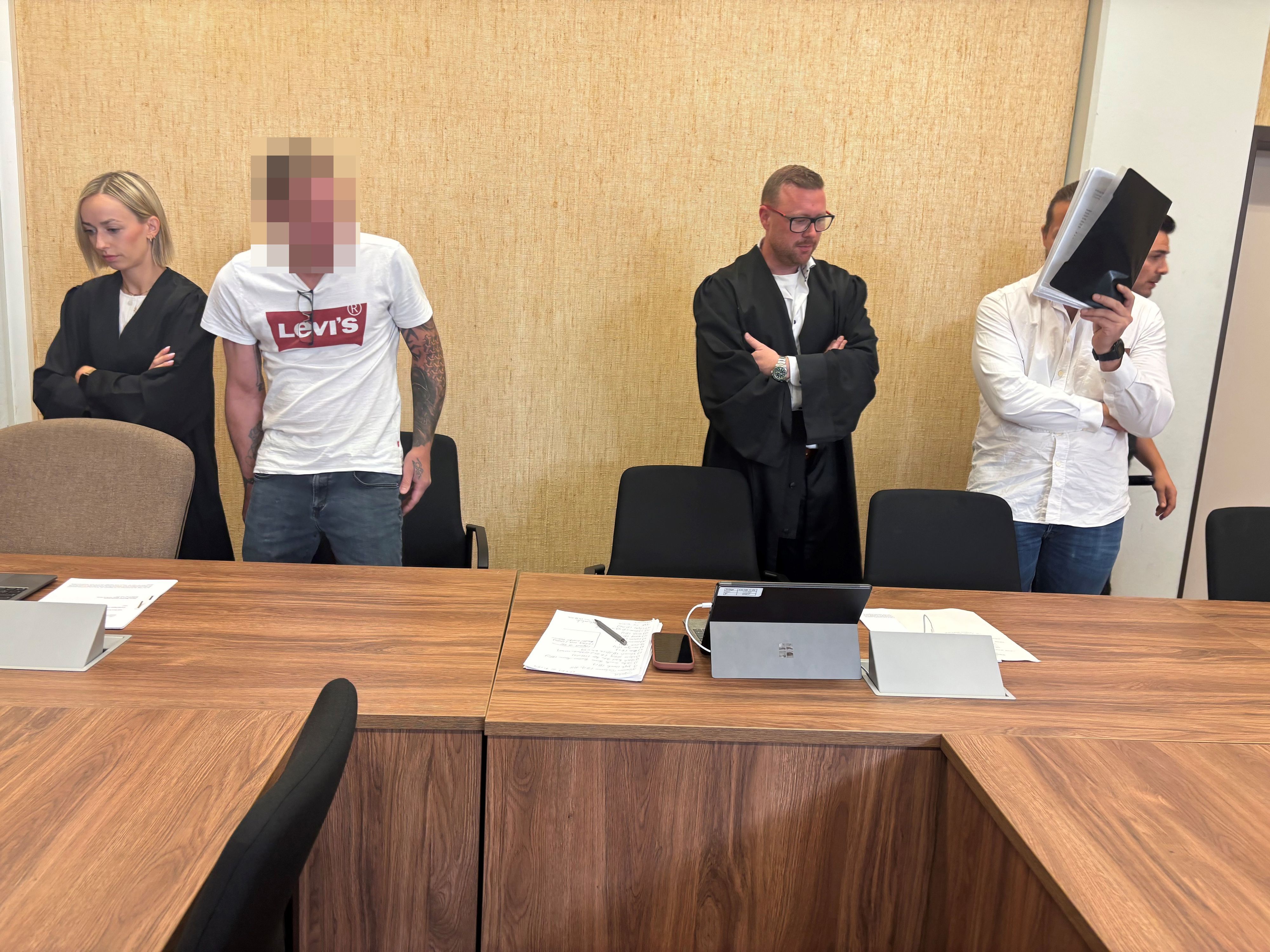 Zwei Männer stehen vor Gericht.
