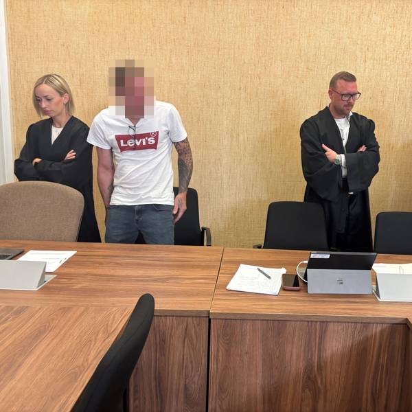 Zwei Männer stehen vor Gericht.