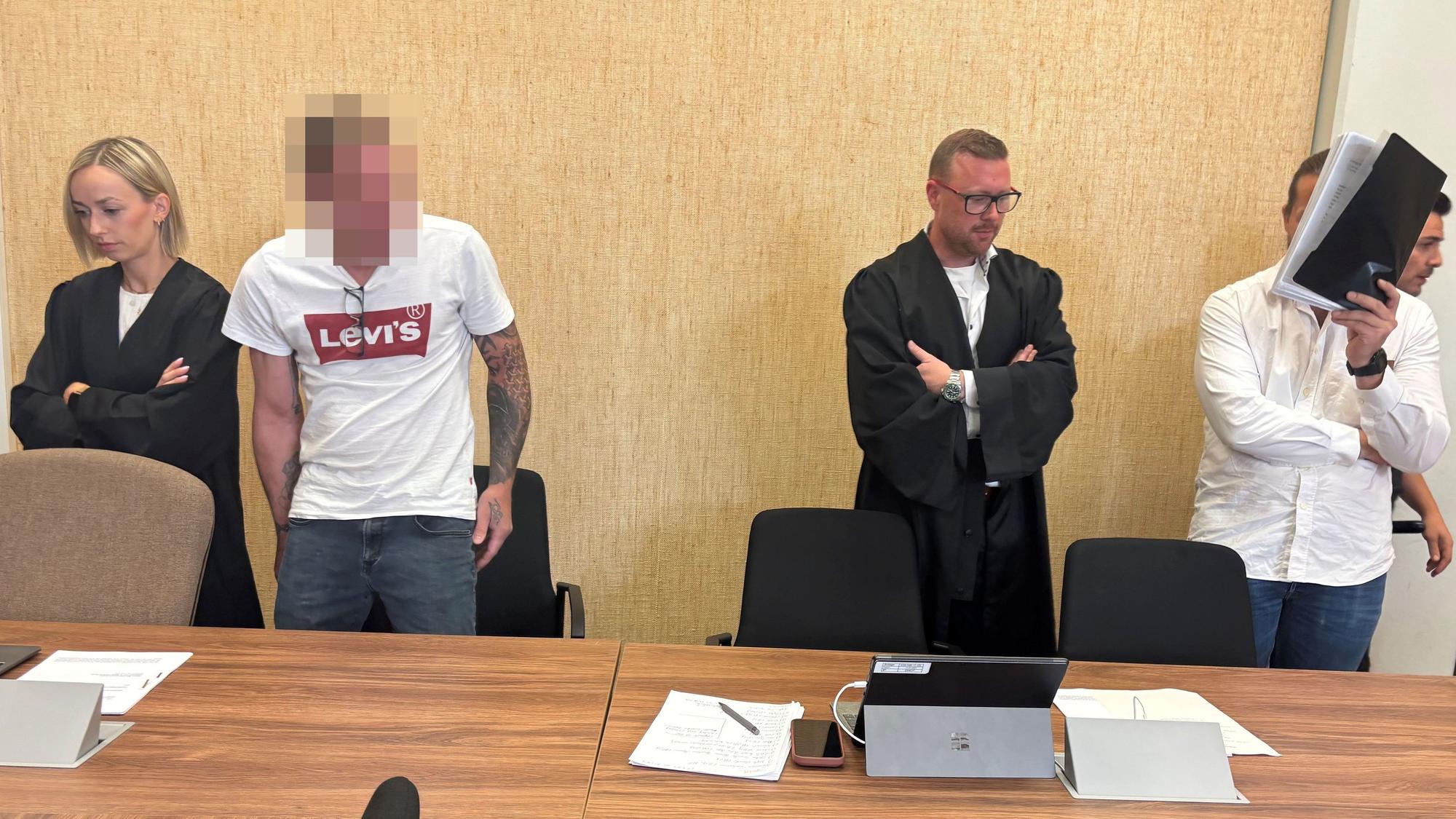 Zwei Männer stehen vor Gericht.