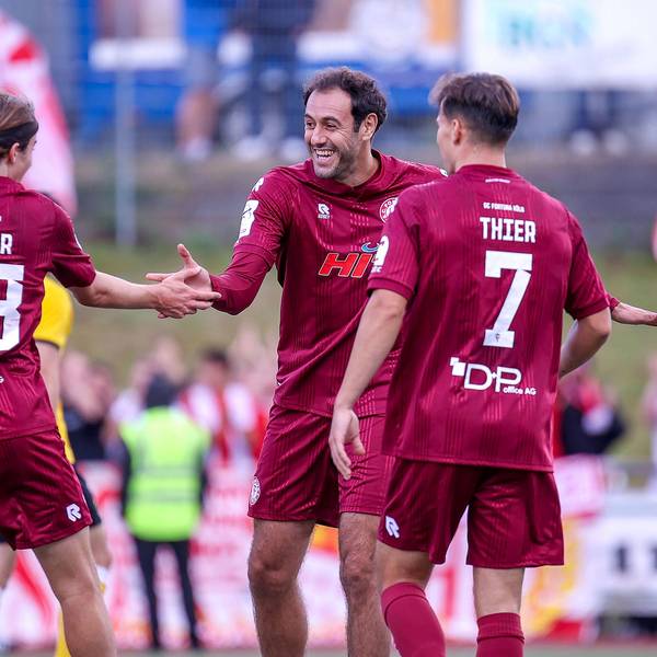 Doppeltorschütze Hamadi Al Ghaddioui (m.) bejubelt seinen ersten Treffer im Spiel gegen Hohkeppel.