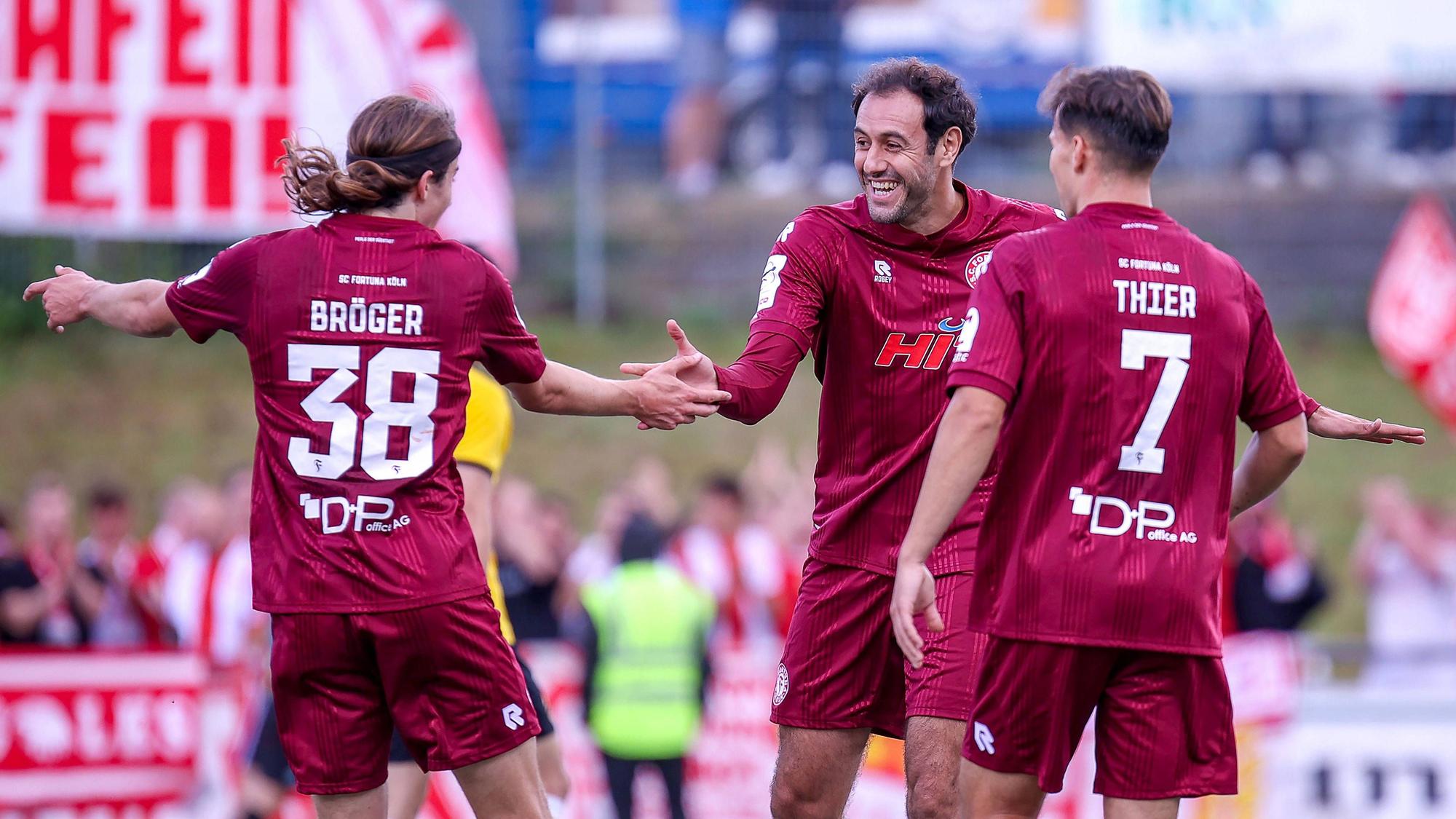 Hamadi Al Ghaddioui jubelt im Mittelrheinpokal über sein Tor gegen Hohkeppel.