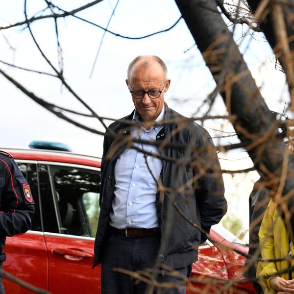 Bundeskanzler Friedrich Merz (CDU) besucht das von dem verheerenden Waldbrand betroffene Gebiet in Hürtgenwald.