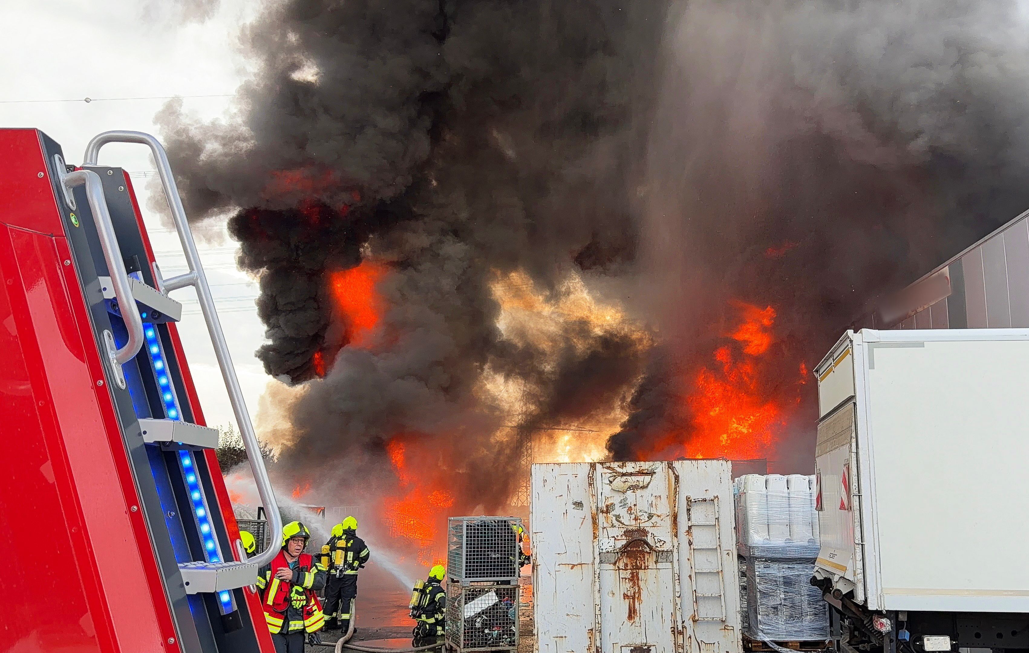 Die Feuerwehrleute mussten Schwerstarbeit verrichten.