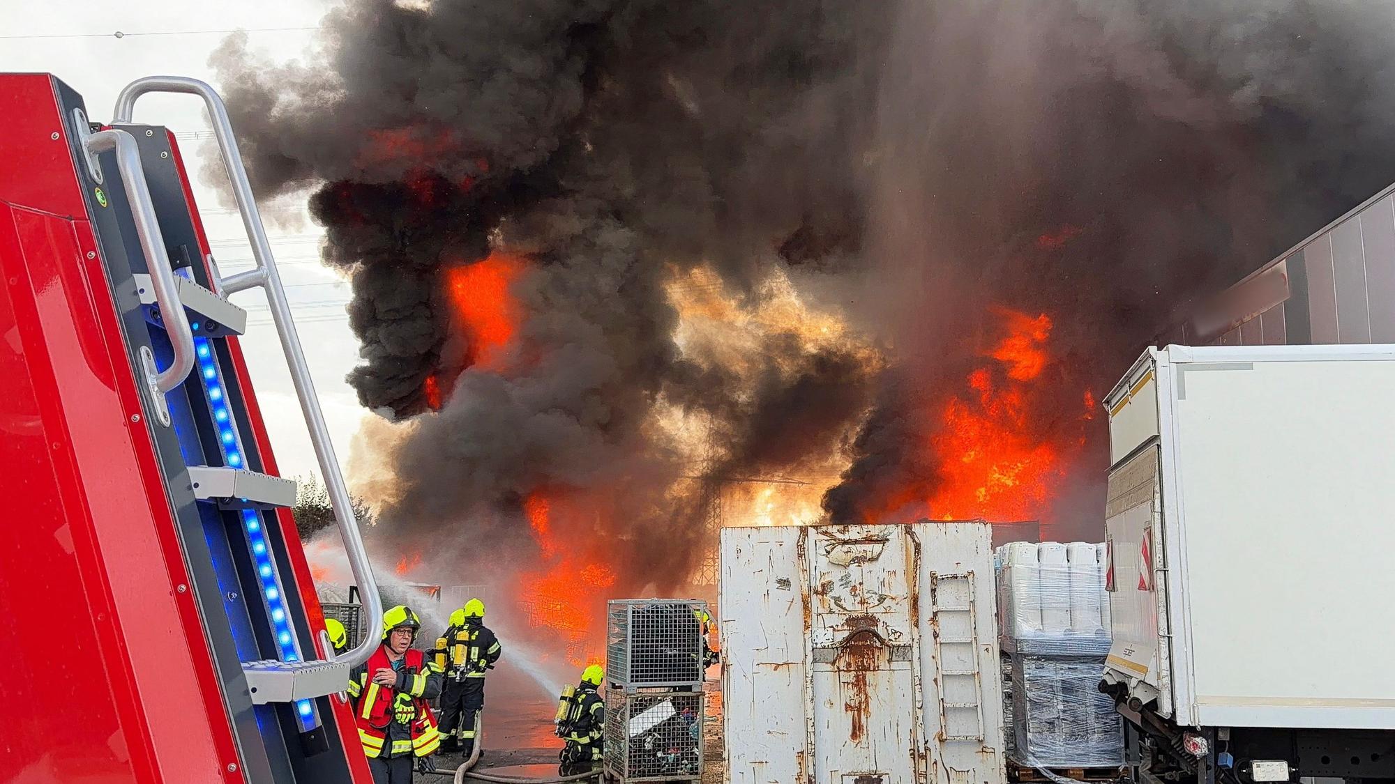 Die Feuerwehrleute mussten Schwerstarbeit verrichten.