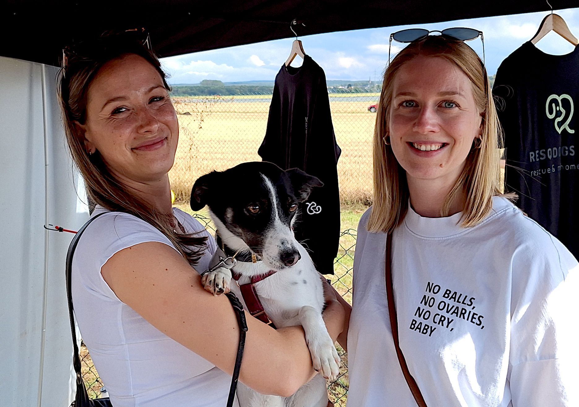 Die beiden Frauen stehen nebeneinander. Vera Fernau trägt einen Hund auf ihrem Arm.