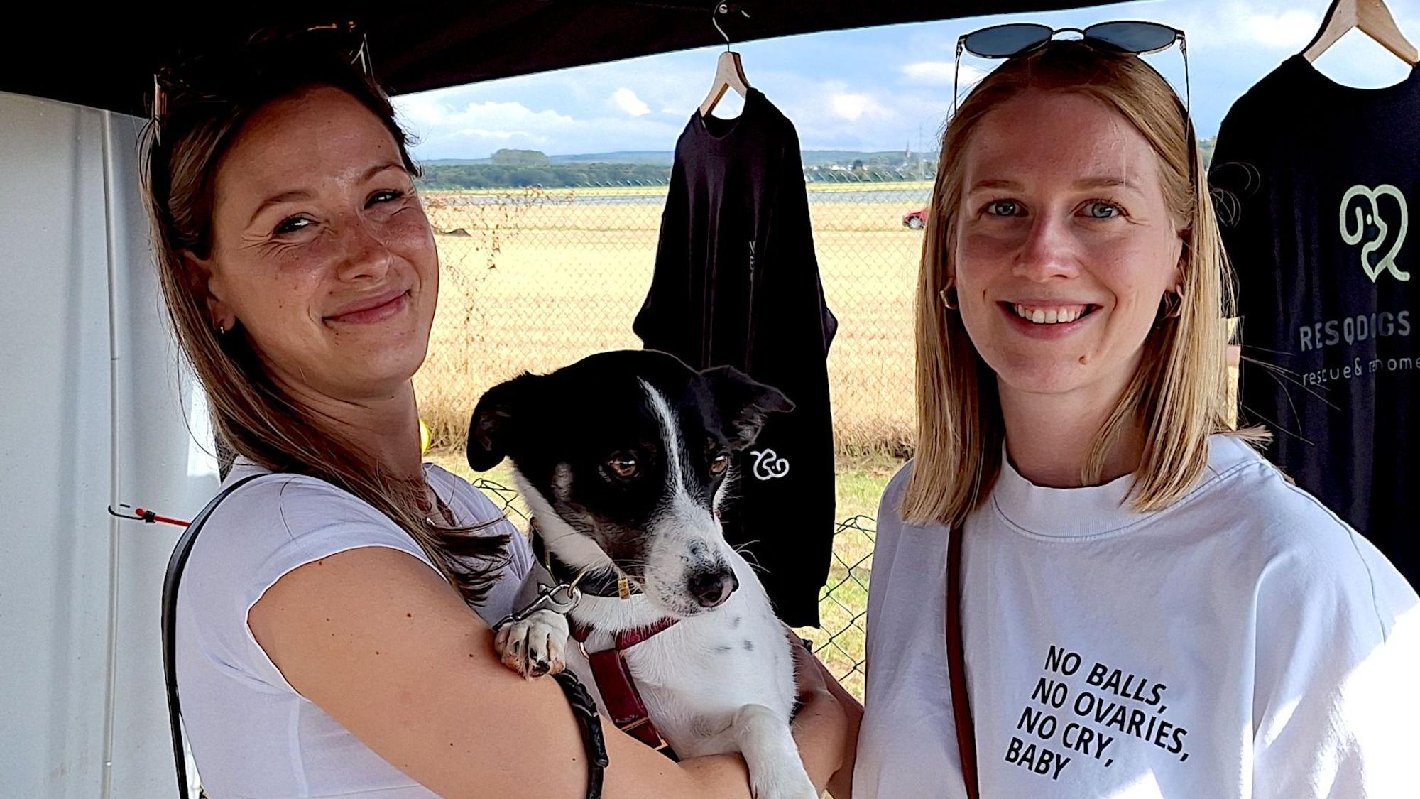 Die beiden Frauen stehen nebeneinander. Vera Fernau trägt einen Hund auf ihrem Arm.