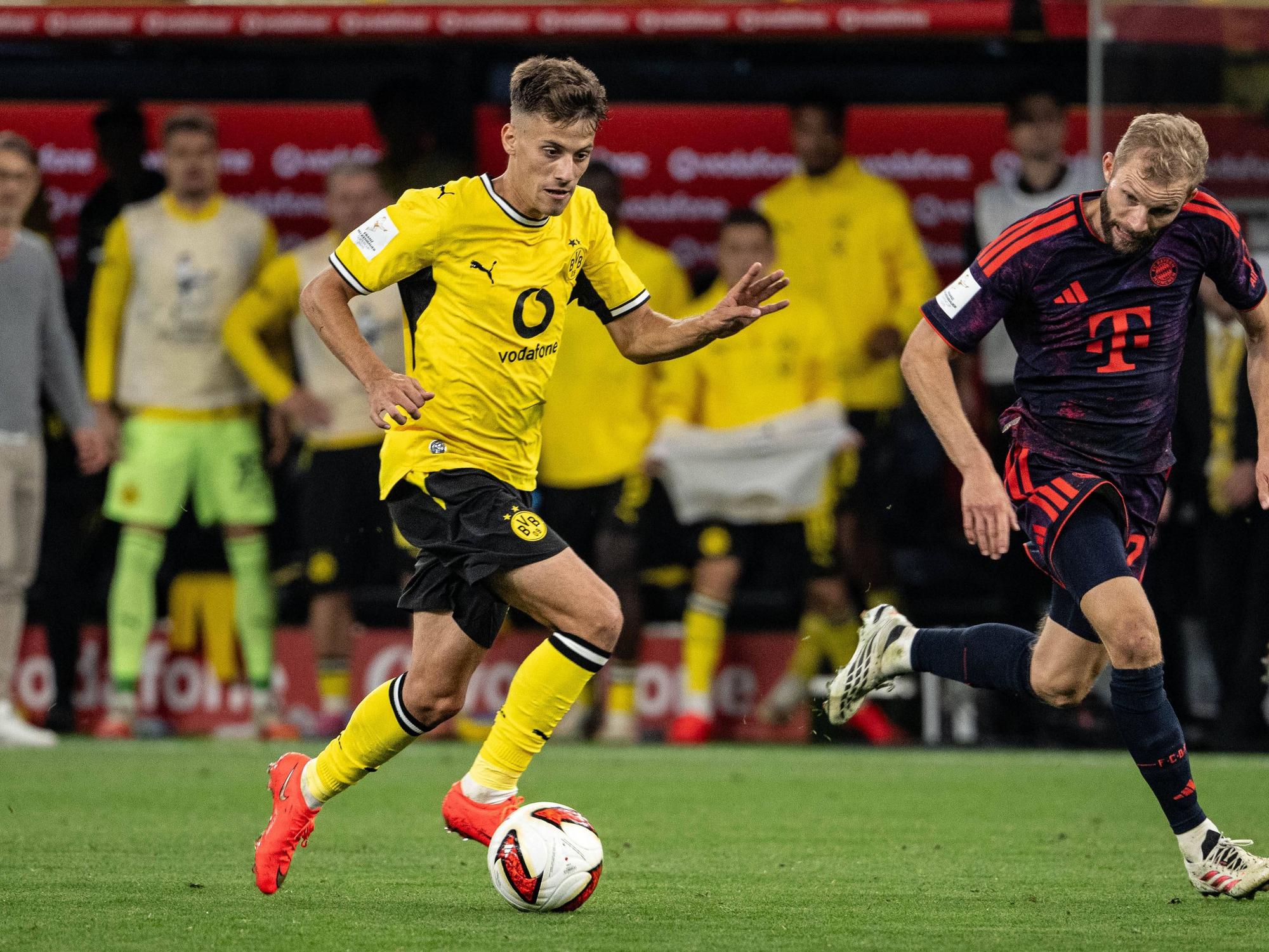Dribbling von Giannis Konstantelias im Trikot von Borussia Dortmund.