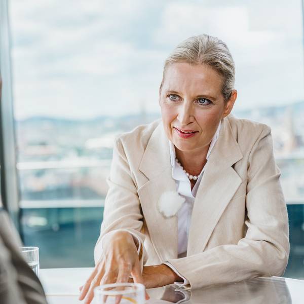 Auf diesem vom ZDF zur Verfügung gestellten Handout spricht Alice Weidel (r), Bundesvorsitzende der AfD, mit Wulf Schmiese, Journalist und Fernsehmoderator, beim ZDF‑Sommerinterview.