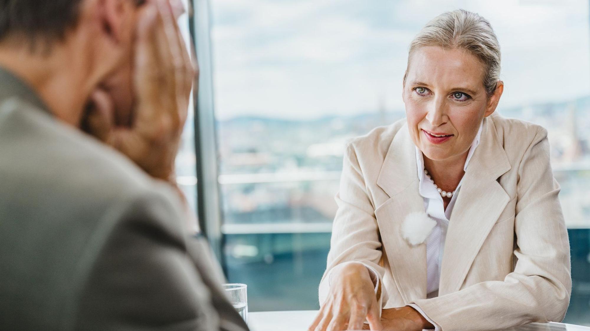 Auf diesem vom ZDF zur Verfügung gestellten Handout spricht Alice Weidel (r), Bundesvorsitzende der AfD, mit Wulf Schmiese, Journalist und Fernsehmoderator, beim ZDF‑Sommerinterview.