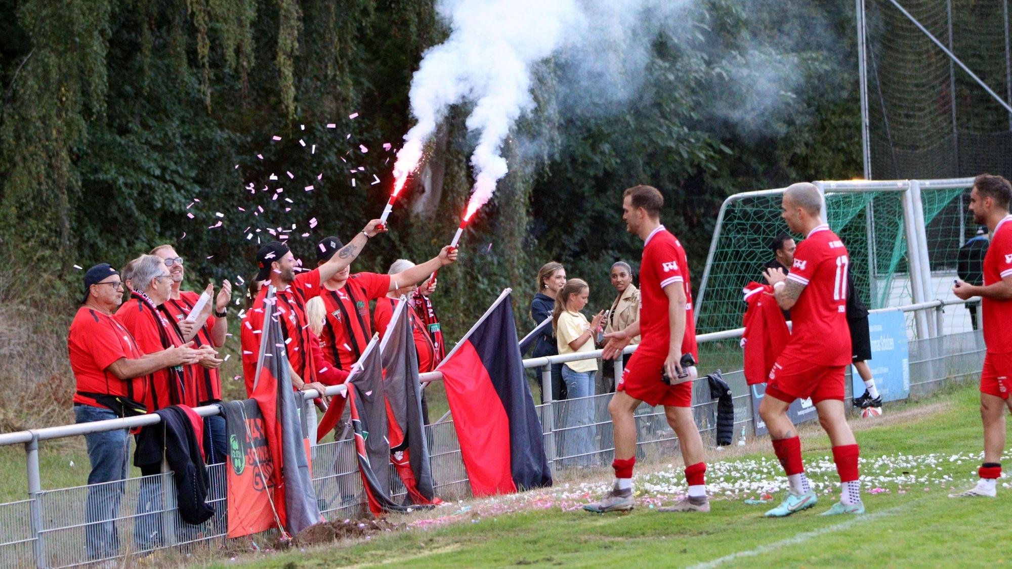 Der Fanclub von Wegberg-Beeck hat Leuchtfackeln und Konfettikanonen gezündet und jubelt über den Sieg.