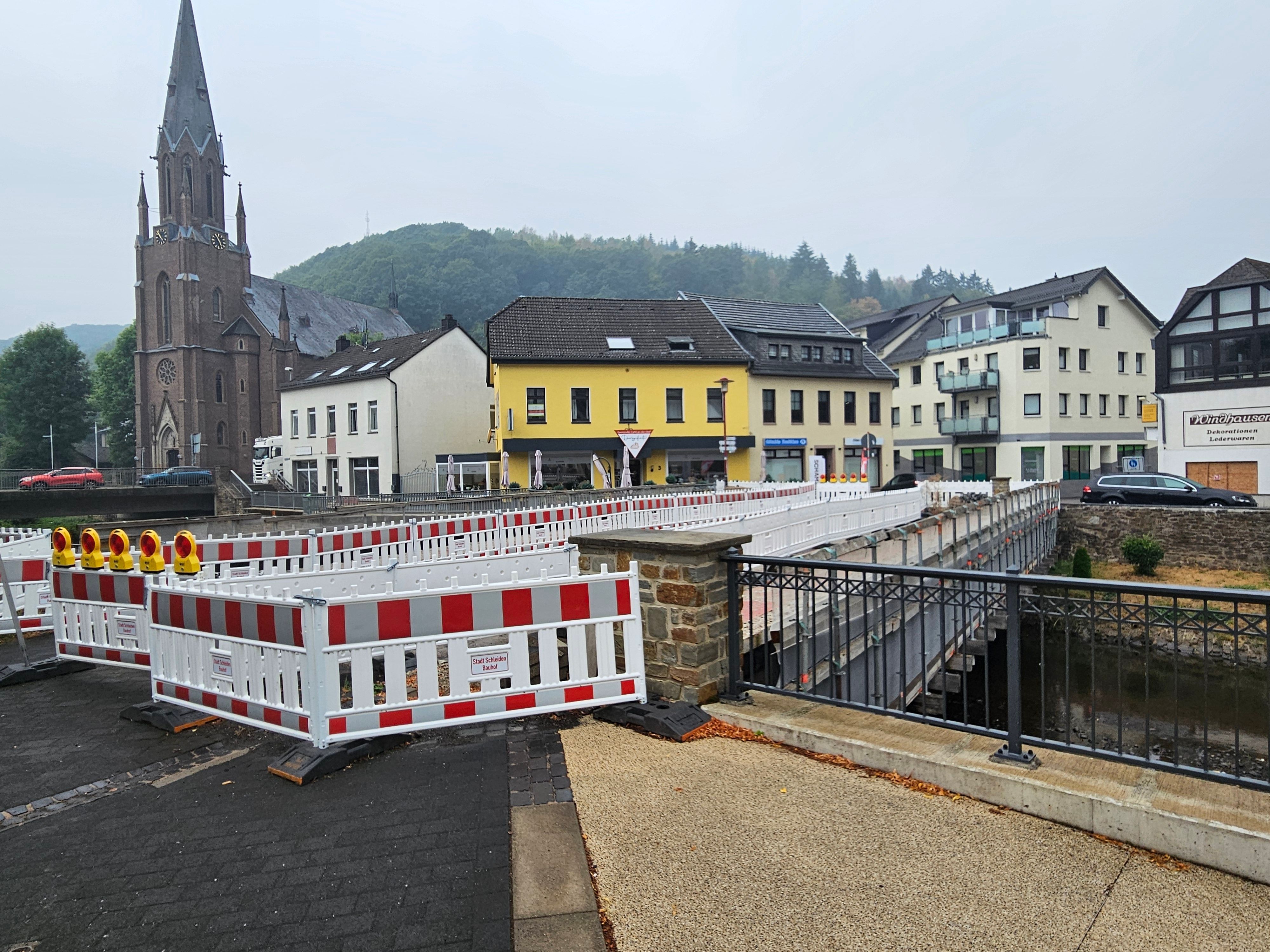 Die Olefbrücke an der Dreiborner Straße in Gemünd ist mit rot-weißen Absperrbaken zugestellt.