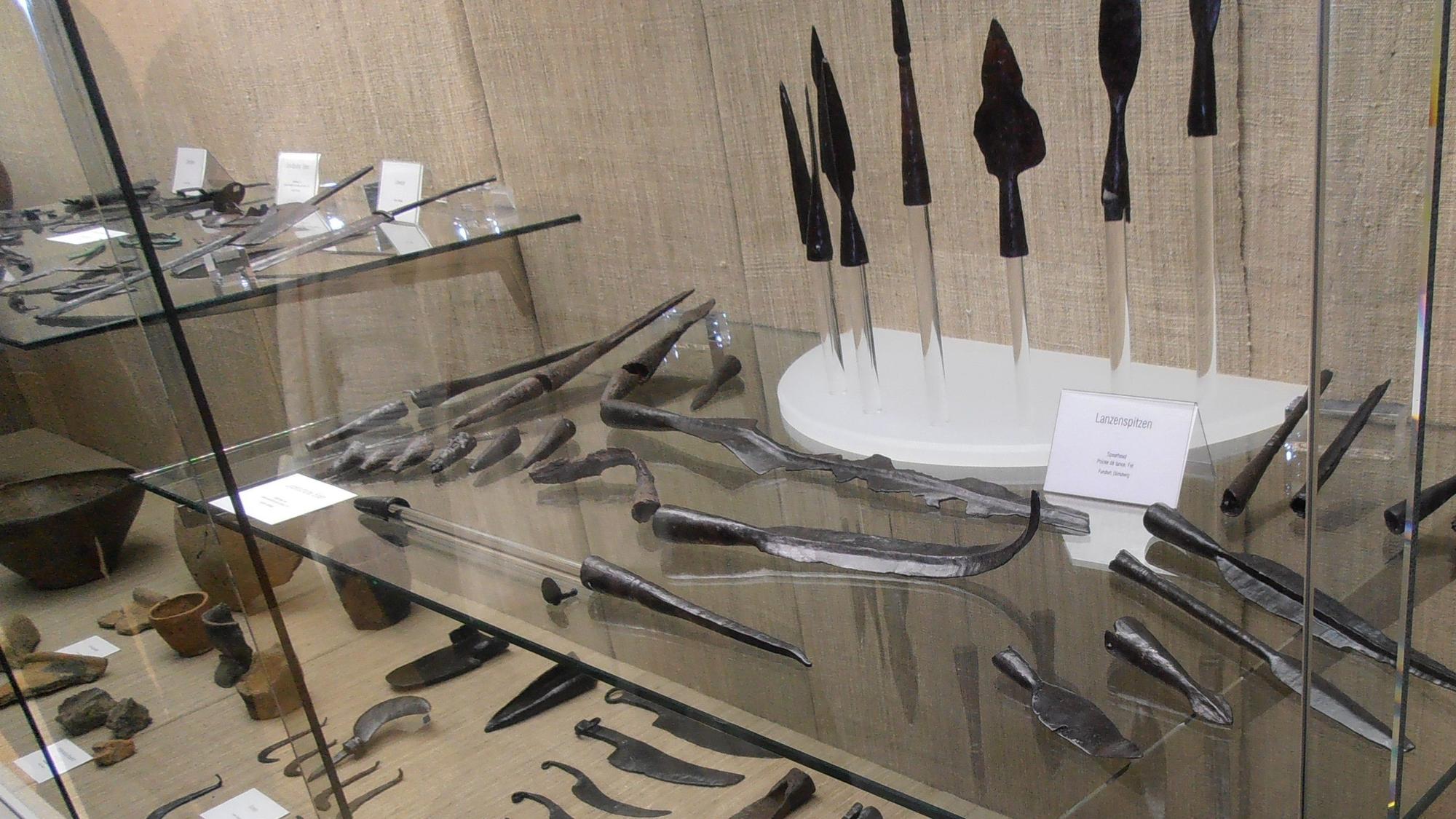 Eisenzeitliche Relikte im Museum „KeltenKeller“ in Biebertal/Hessen, wie sie auch hier von UHU’s auf der Windecker, aber auch auf der Anlage „Grünenborn“ in Lohmar-Honrath gefunden wurden.