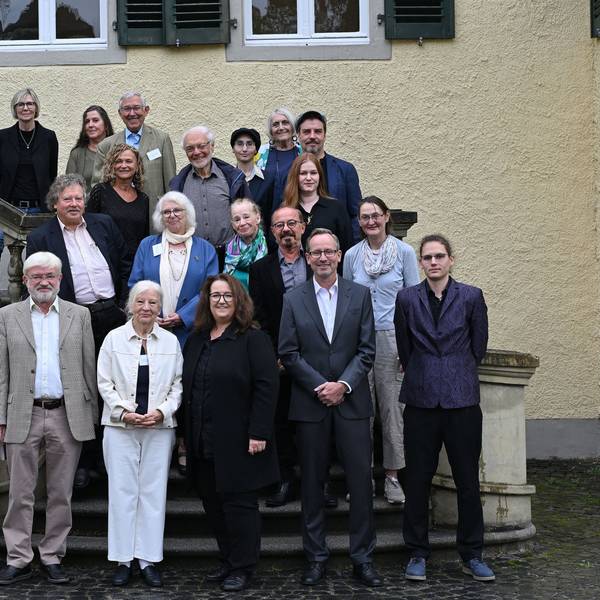 Die Teilnehmer des Wettbewerbs 2025 stehen in einer Gruppe vor Schloss Eulenbroich.
