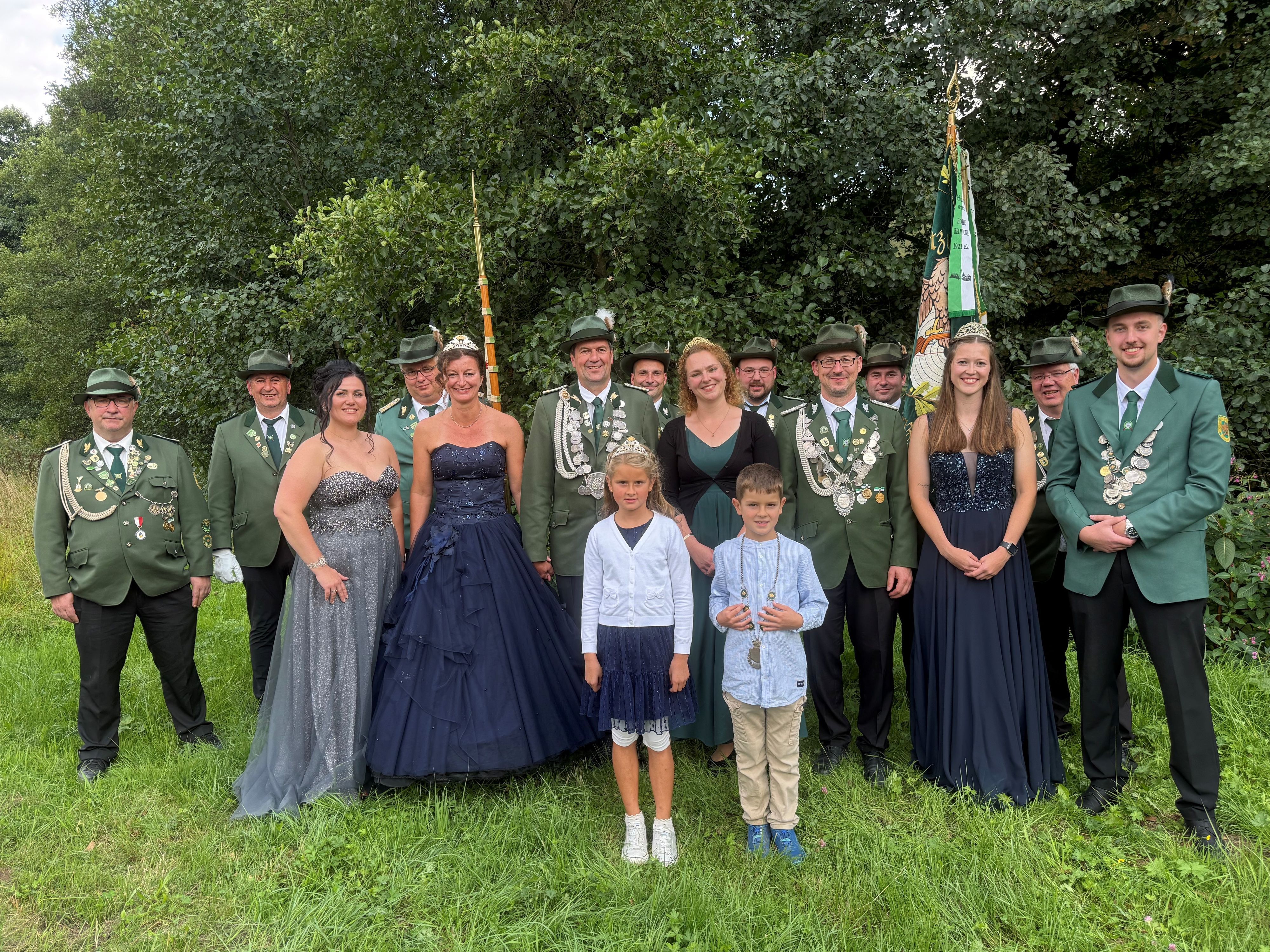 Gruppenfoto der neuen Majestäten des Schützensvereins Pernze-Wiedenest.