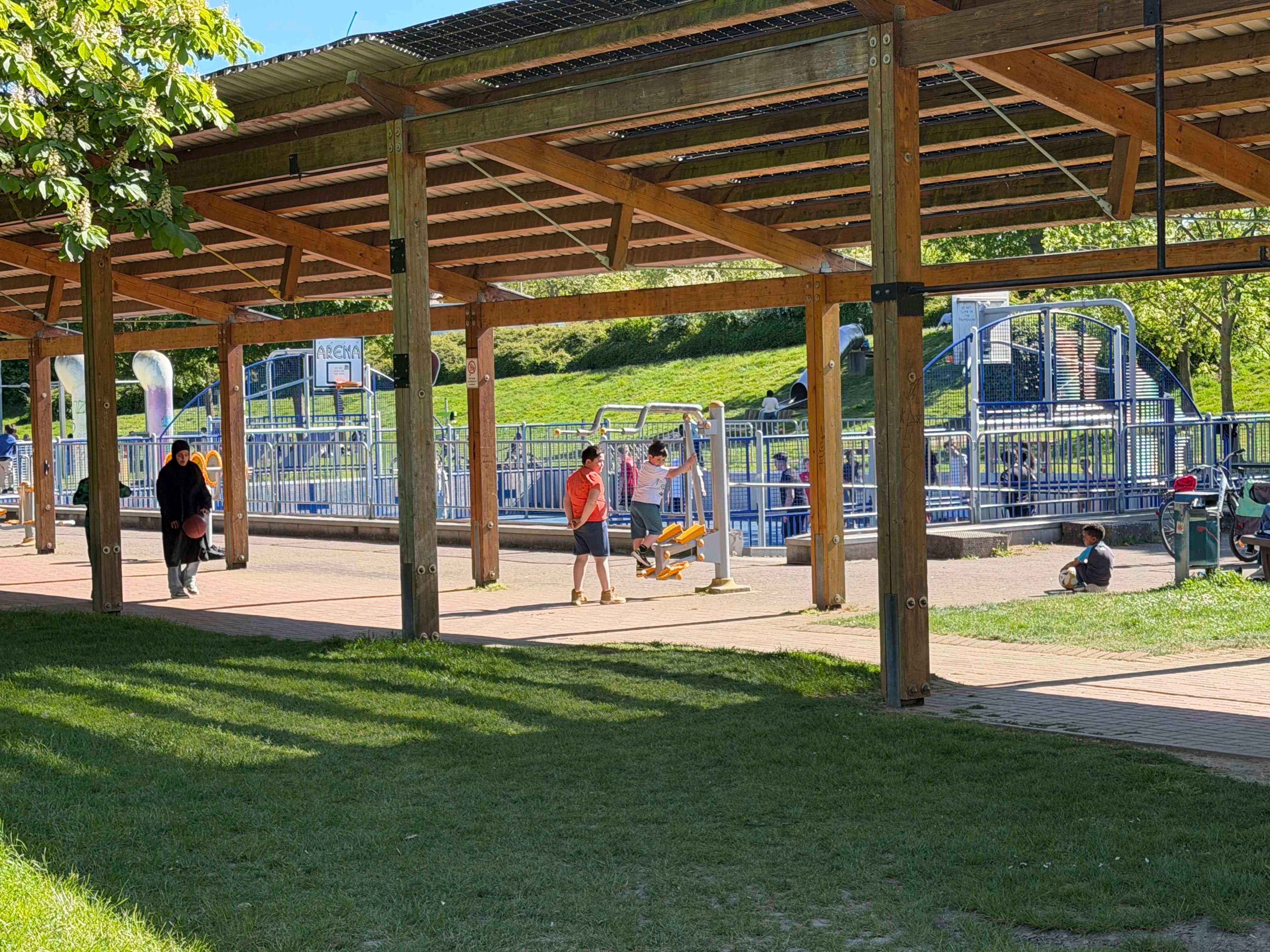 Menschen nutzen die Spiel- und Sportmöglichkeiten auf dem Gelände, auf dem sich früher das Euskirchener Freibad befand.