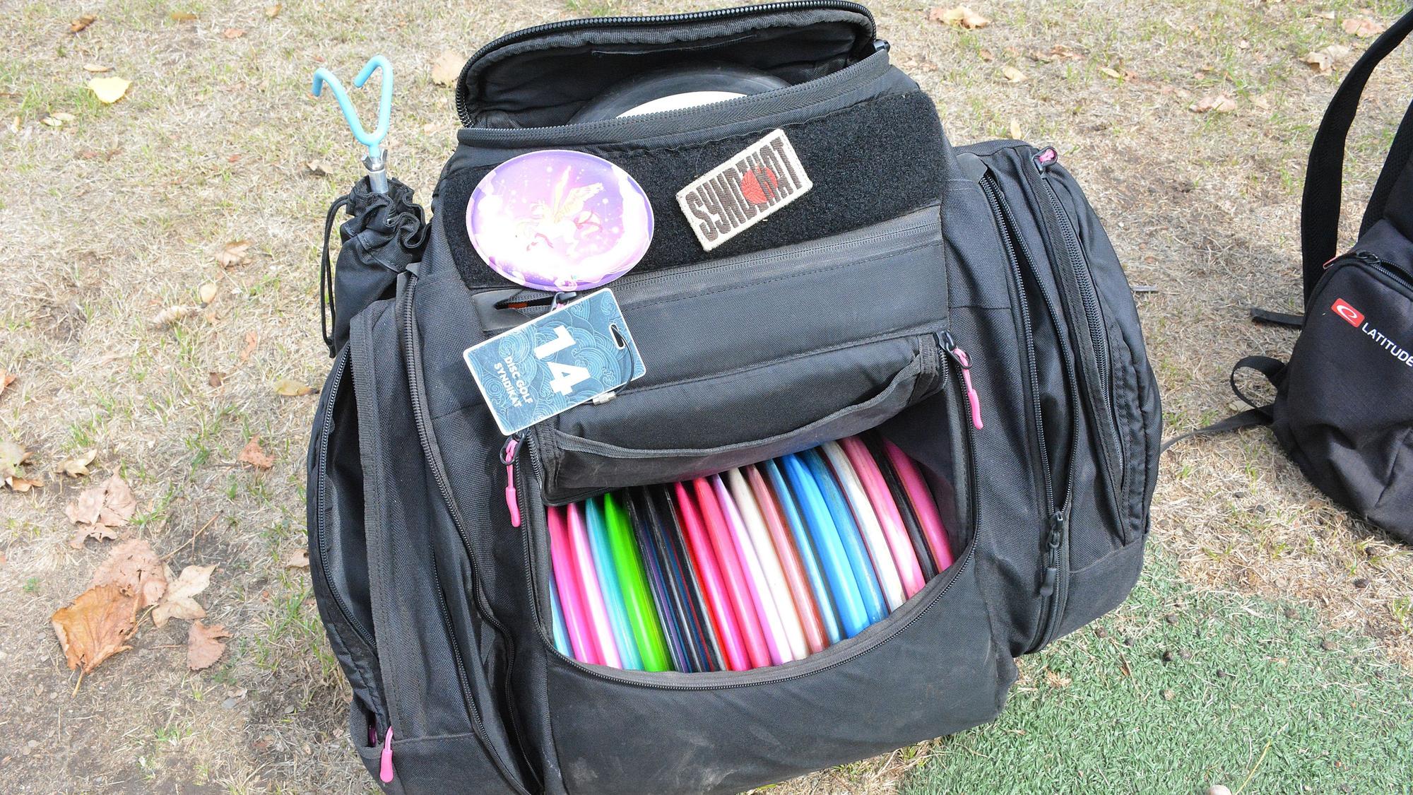 Eine Tasche mit den Discgolf-Scheiben.