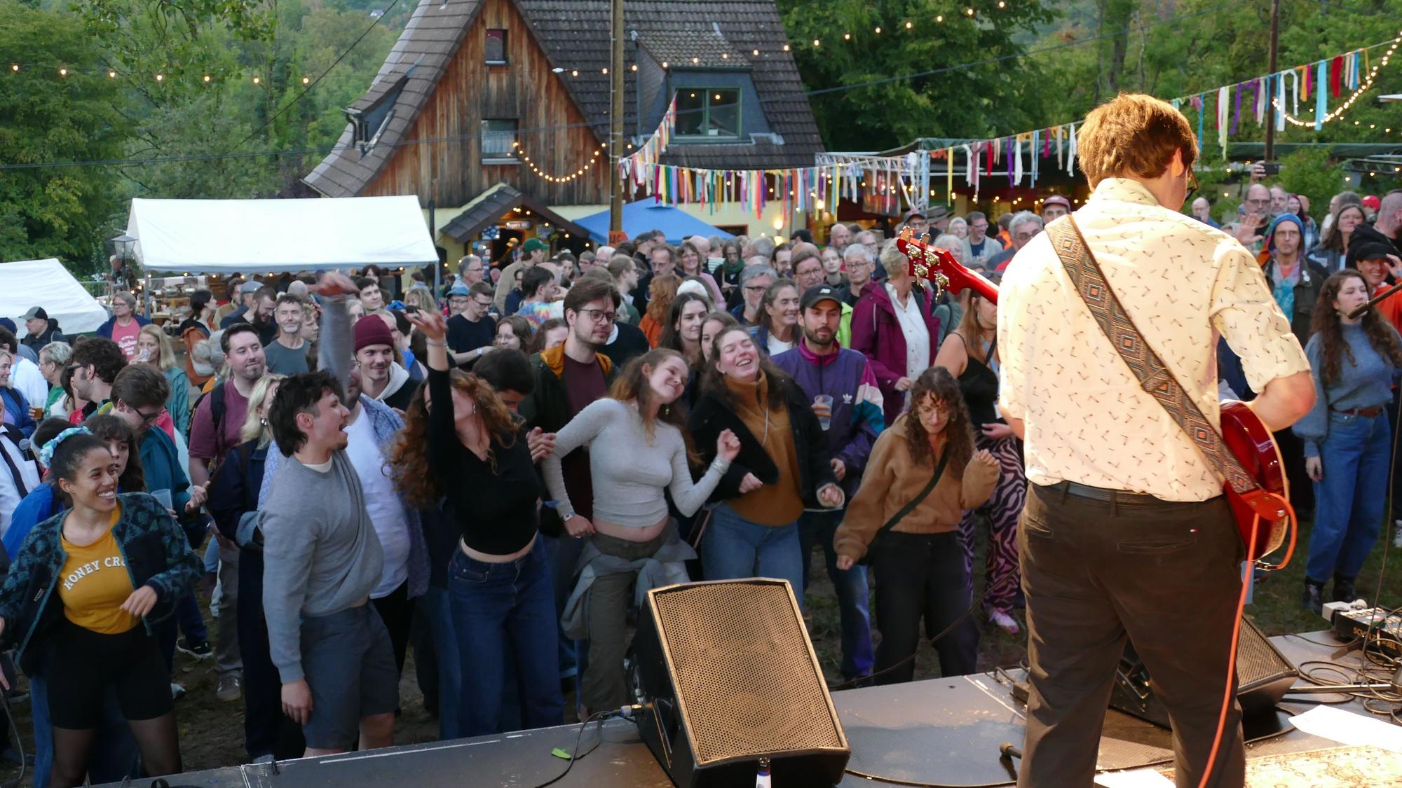 Die Beatles-Mania ist wieder los beim Auftritt von Lucy and the taxmen.