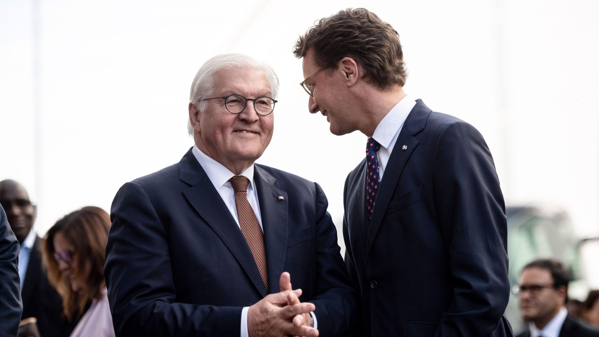 Bundespräsident Frank-Walter Steinmeier (links, SPD) und Hendrik Wüst (CDU): Beide werden in diesem Jahr zur Gamescom erwartet.