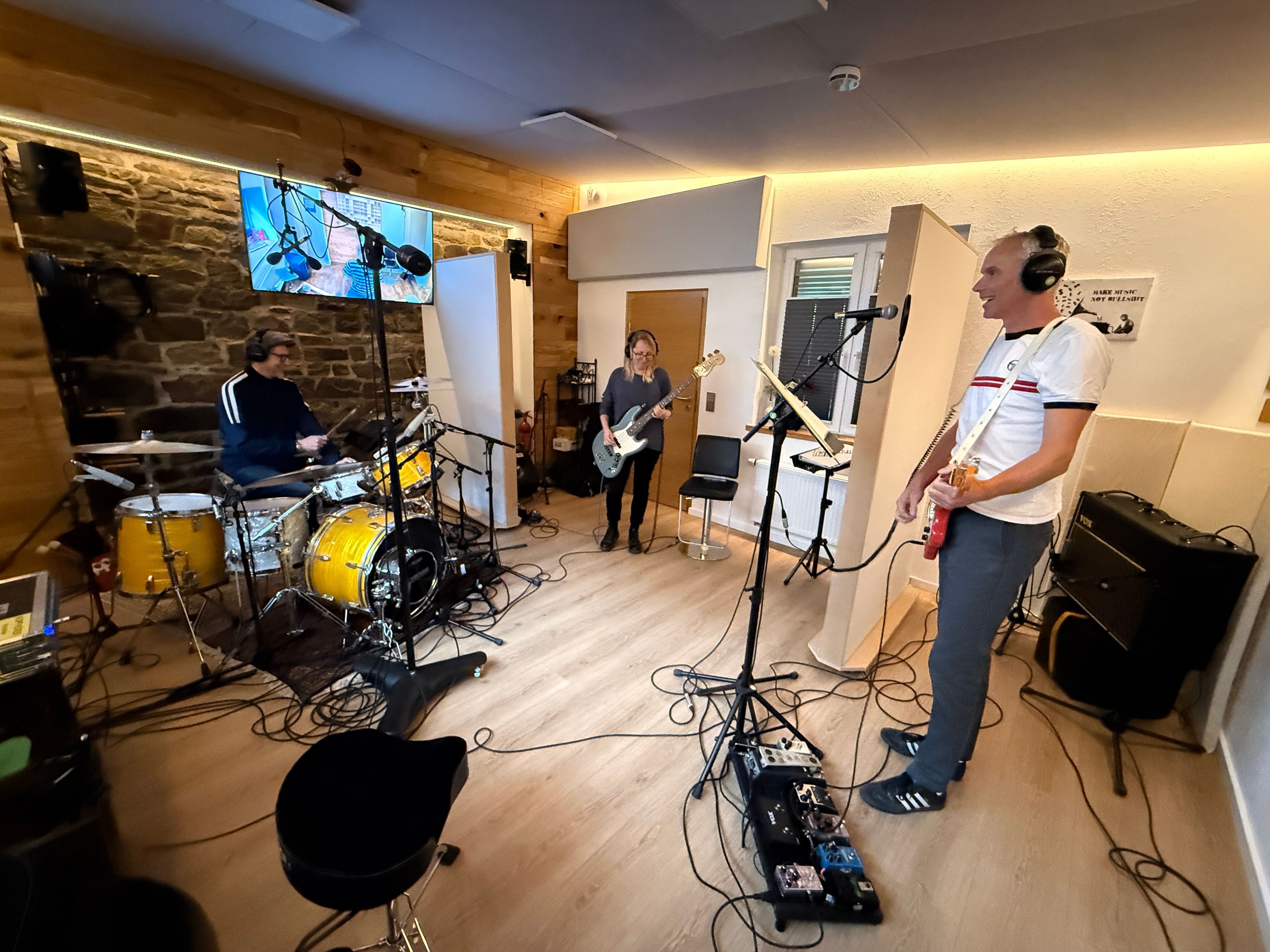 Zu dritt im Studio Tonmeisterei in Reichshof – die Indie-Rock-Band „Kaufhaus Dahl“ aus Waldbröl bei den Aufnahmen zu ihrem zweiten Album.