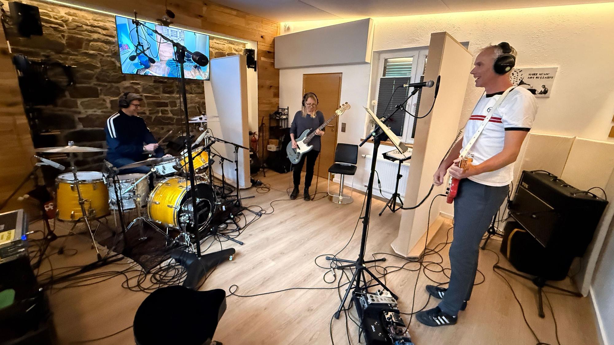 Zu dritt im Studio Tonmeisterei in Reichshof – die Indie-Rock-Band „Kaufhaus Dahl“ aus Waldbröl bei den Aufnahmen zu ihrem zweiten Album.