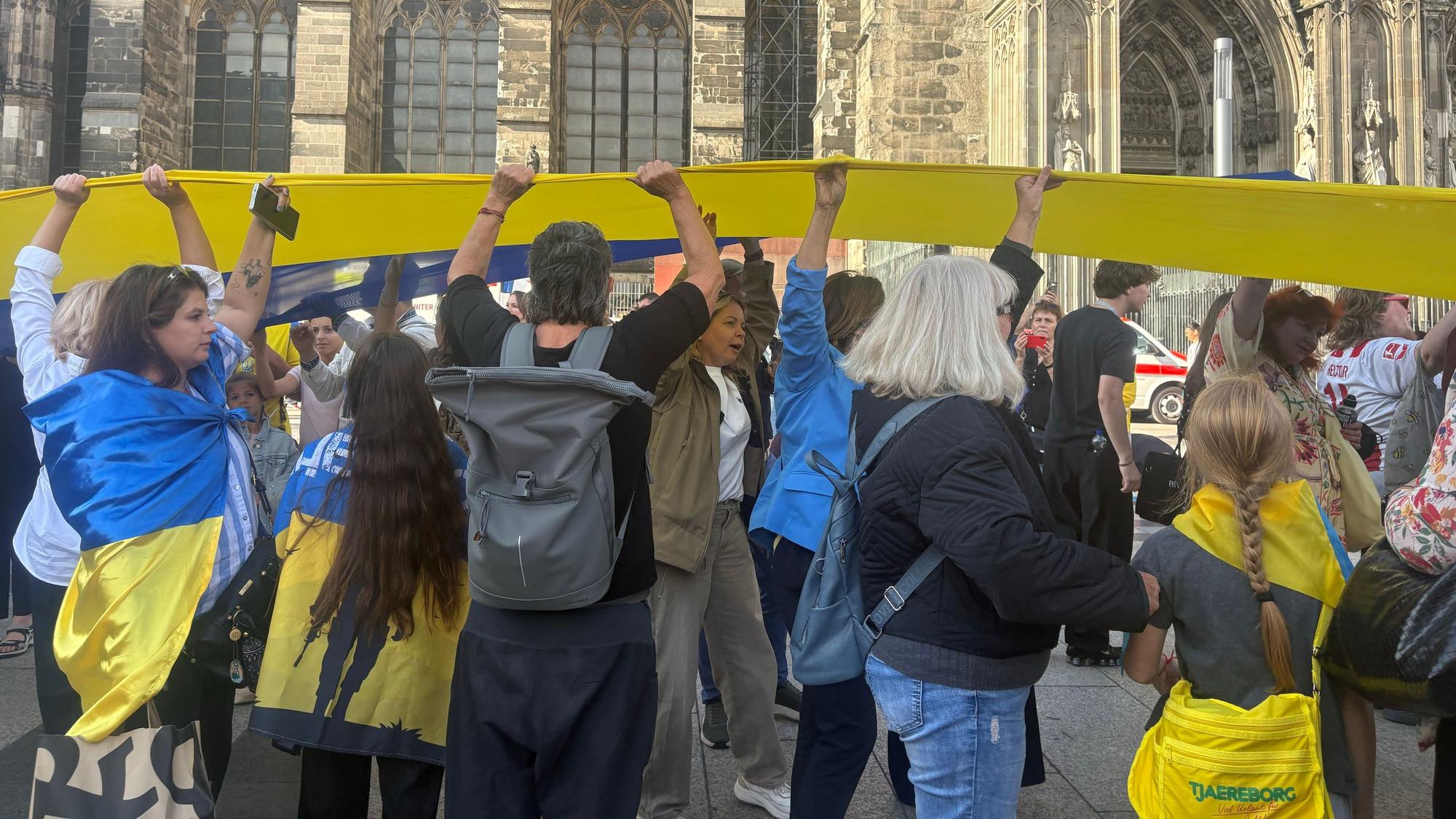 Gute Stimmung bei der Menschenkette auf der Kölner Domplatte am Montag (24. August).