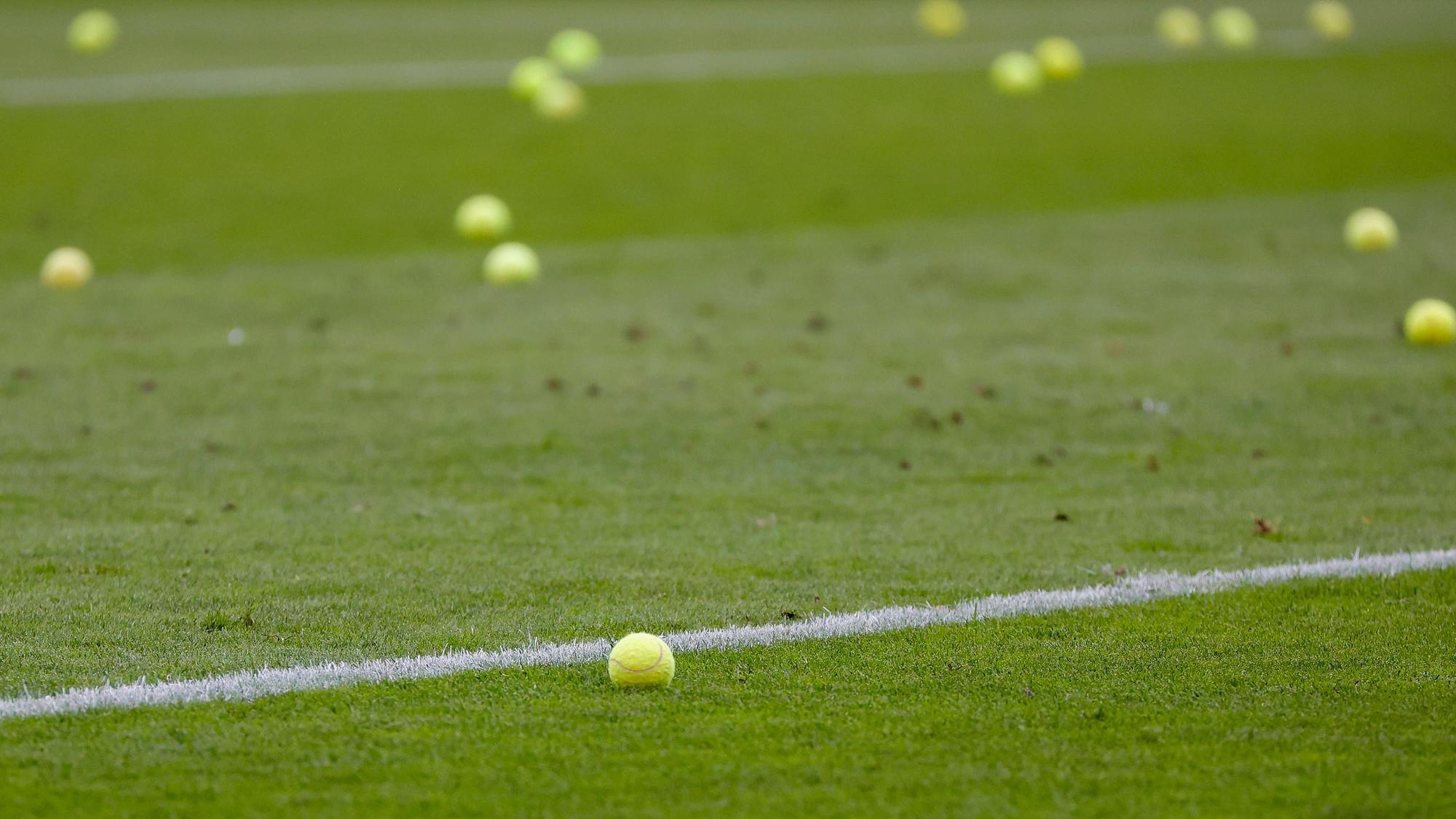 Die FC-Fans machten mit Tennisbällen auf ihre Wut aufmerksam.