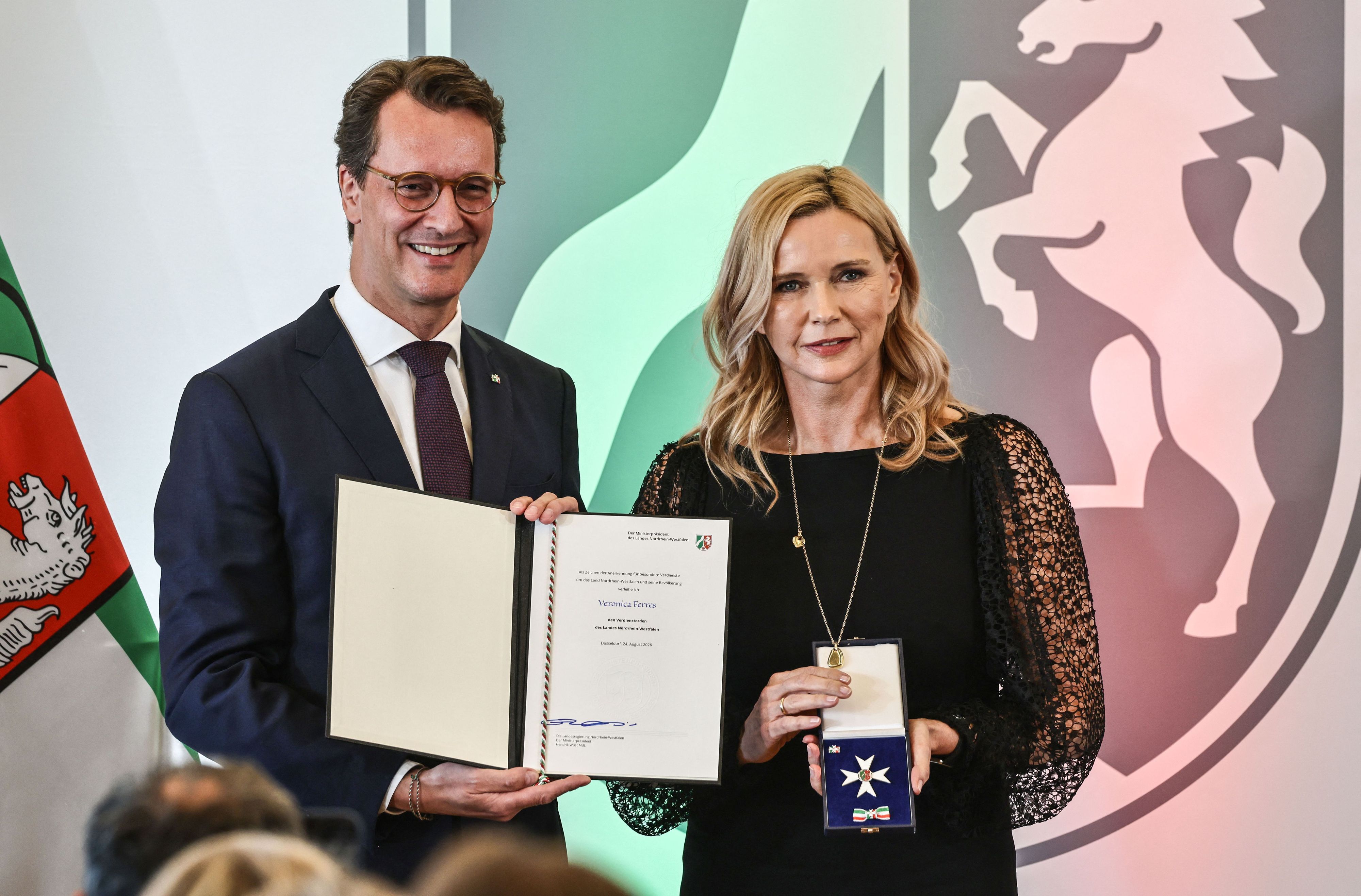 Veronica Ferres nimmt von Hendrik Wüst (CDU), Ministerpräsident von Nordrhein-Westfalen, den Landesverdienstorden entgegen.
