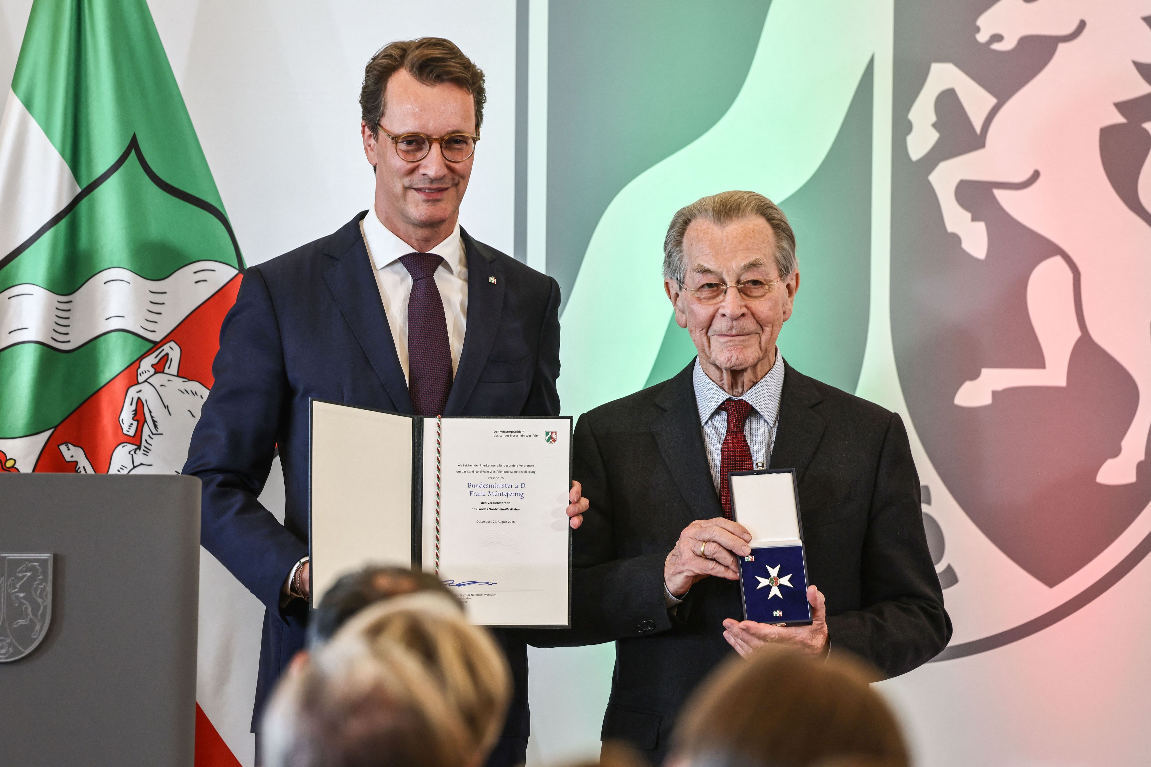 Franz Müntefering (r, SPD), Politiker, nimmt von Hendrik Wüst (CDU), Ministerpräsident von Nordrhein-Westfalen, den Landesverdienstorden entgegen. Ministerpräsident Wüst hat 16 Persönlichkeiten mit dem Landesverdienstorden ausgezeichnet.