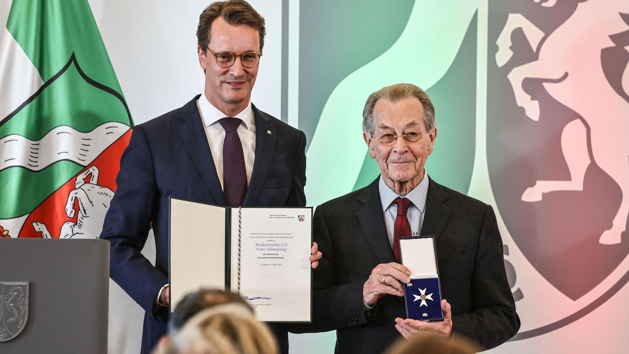 Franz Müntefering (r, SPD), Politiker, nimmt von Hendrik Wüst (CDU), Ministerpräsident von Nordrhein-Westfalen, den Landesverdienstorden entgegen. Ministerpräsident Wüst hat 16 Persönlichkeiten mit dem Landesverdienstorden ausgezeichnet.