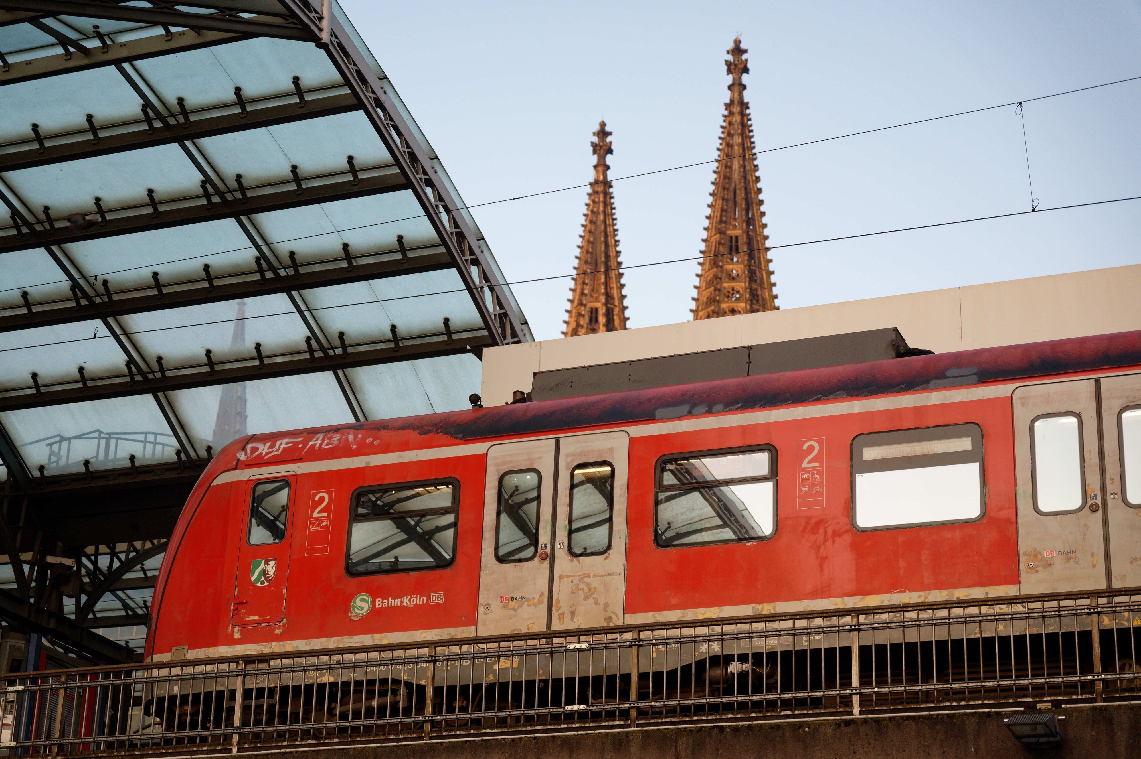 Eine S-Bahn steht im Hauptbahnhof in Köln.