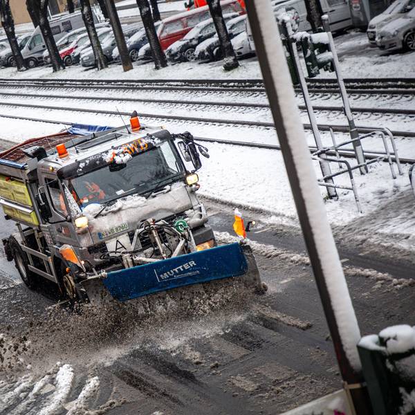 Bis es so in Köln aussieht (wenn denn überhaupt Schnee fallen sollte), dauert es noch. Winterdienstfahrzeuge sind bis dahin dennoch schon im Kölner Stadtbild zu sehen (Archiv)