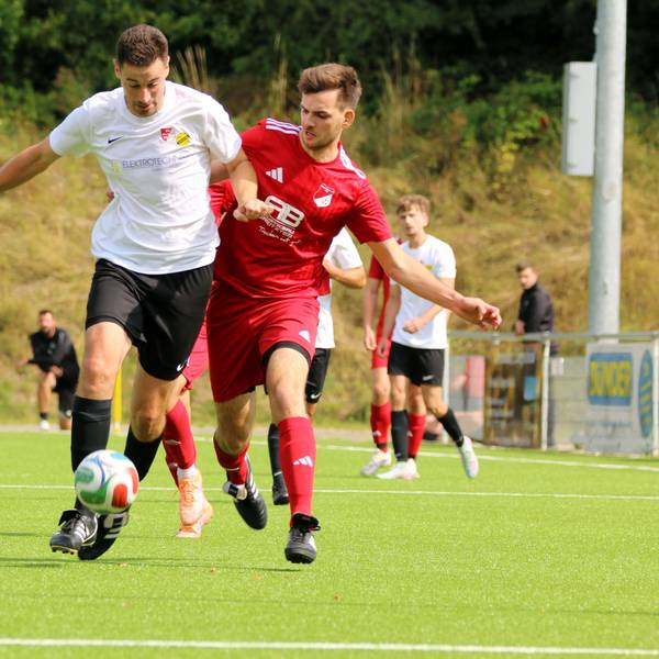 Ein Zweikampf zwischen zwei Spielern des TSV Schönau und der SG Bürvenich/Schwerfen/Sinzenich.