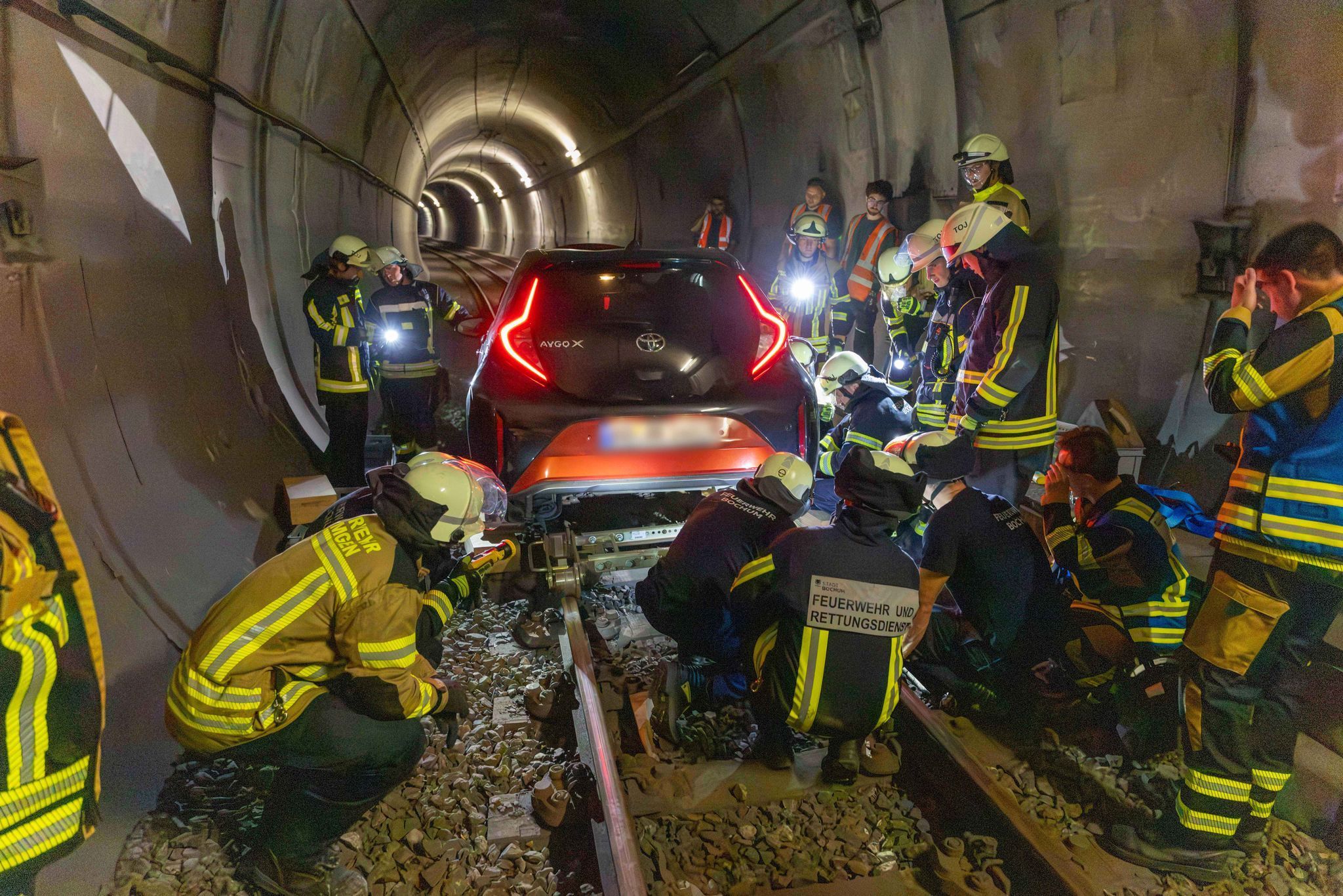 Auto landet in U-Bahn-Tunnel