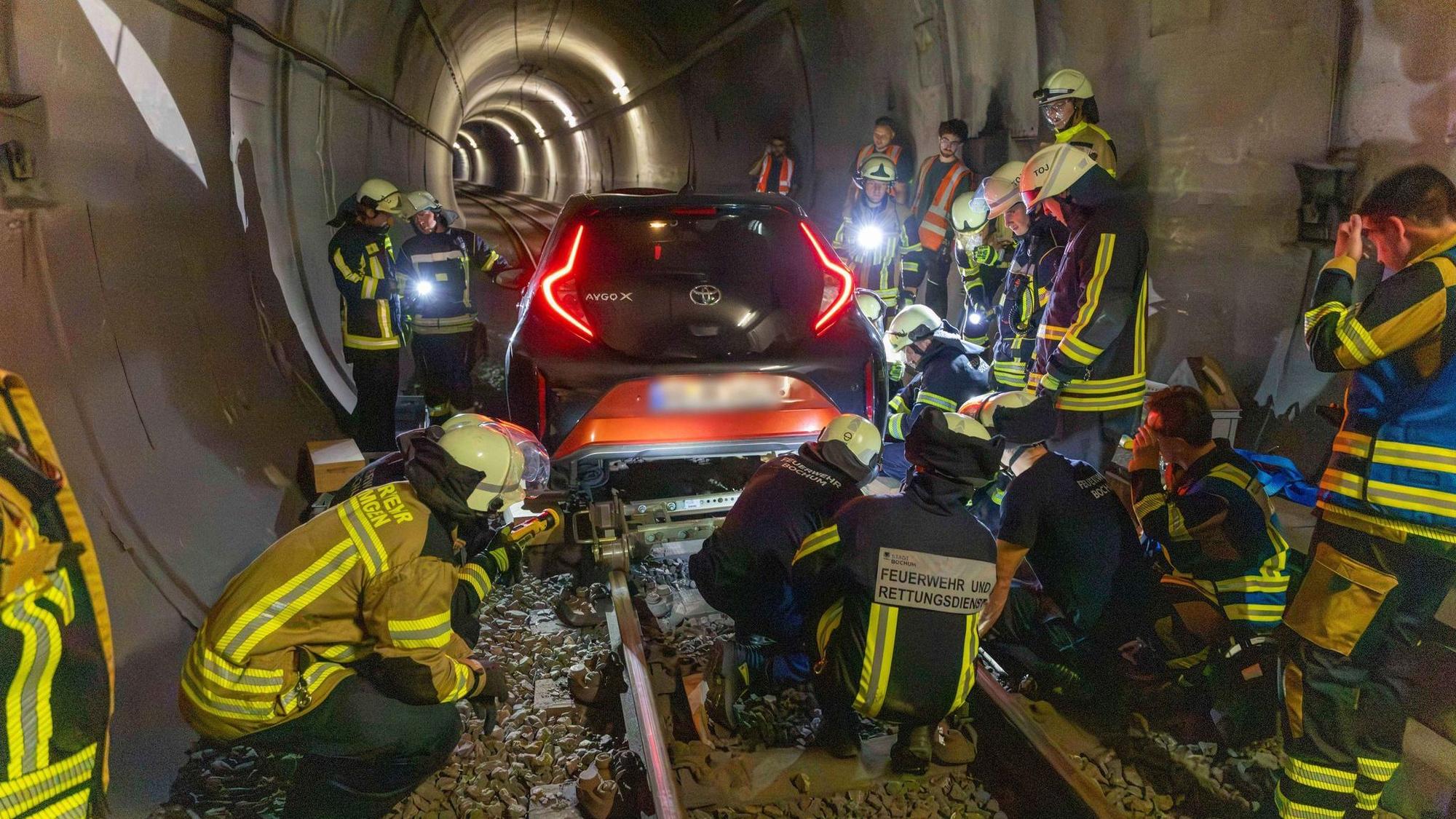 Auto landet in U-Bahn-Tunnel