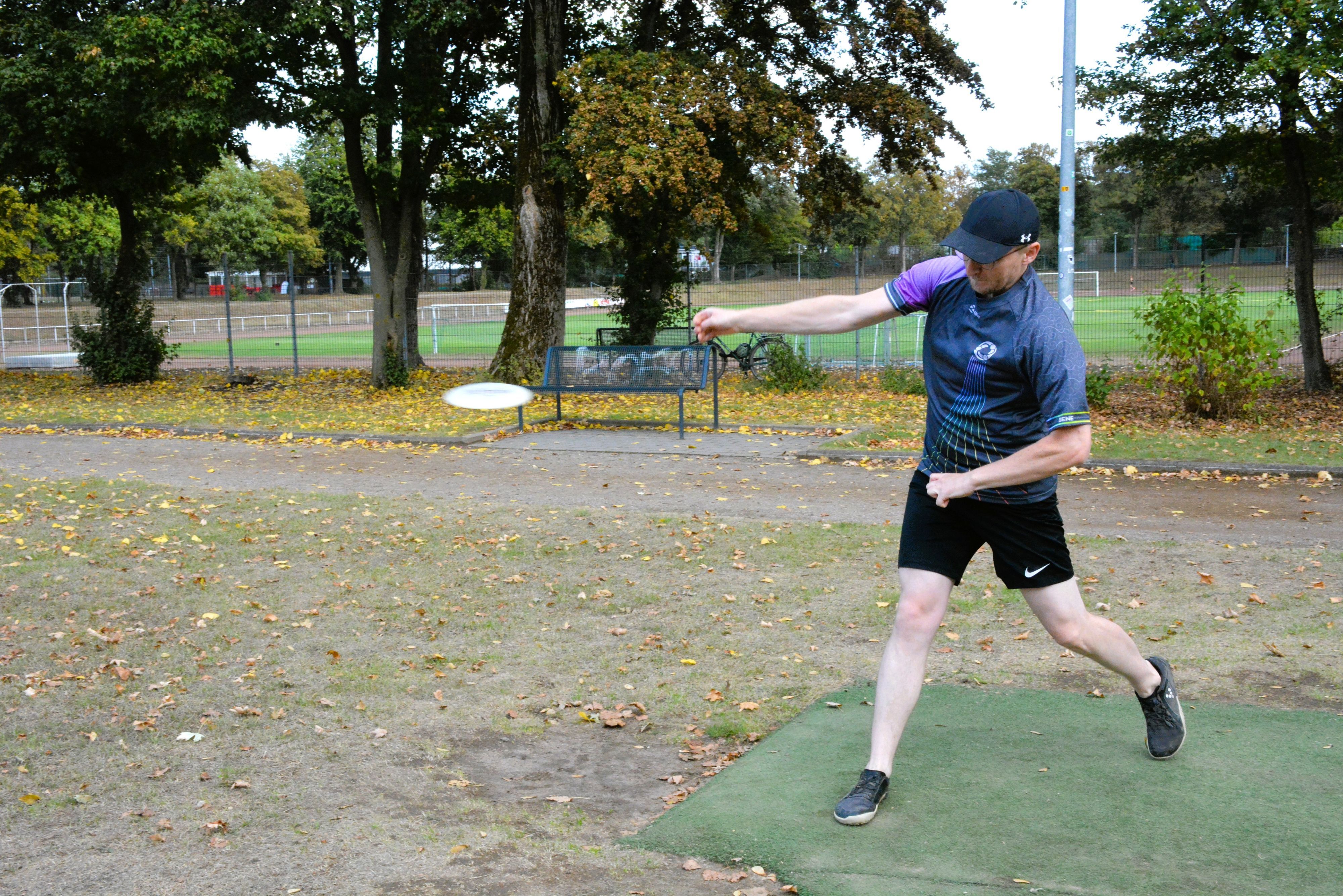 Ein Mann wirft eine Discgolf-Scheibe.