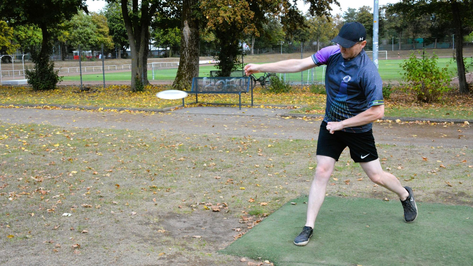 Ein Mann wirft eine Discgolf-Scheibe.