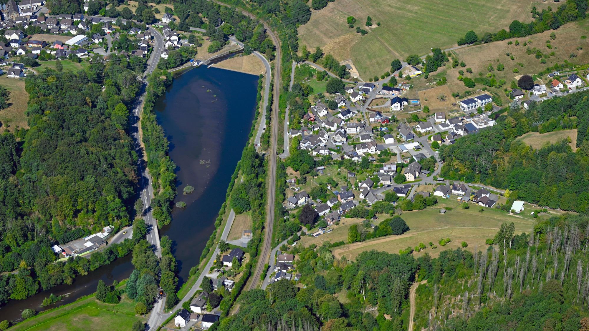 Ein Luftbild des Stauweihers in Osberghausen.