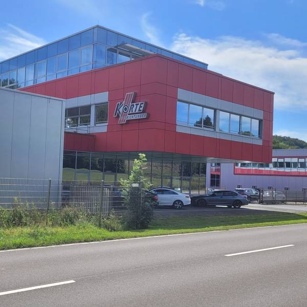 Das Foto zeigt die Werkshallen des Ladenbauers Korte