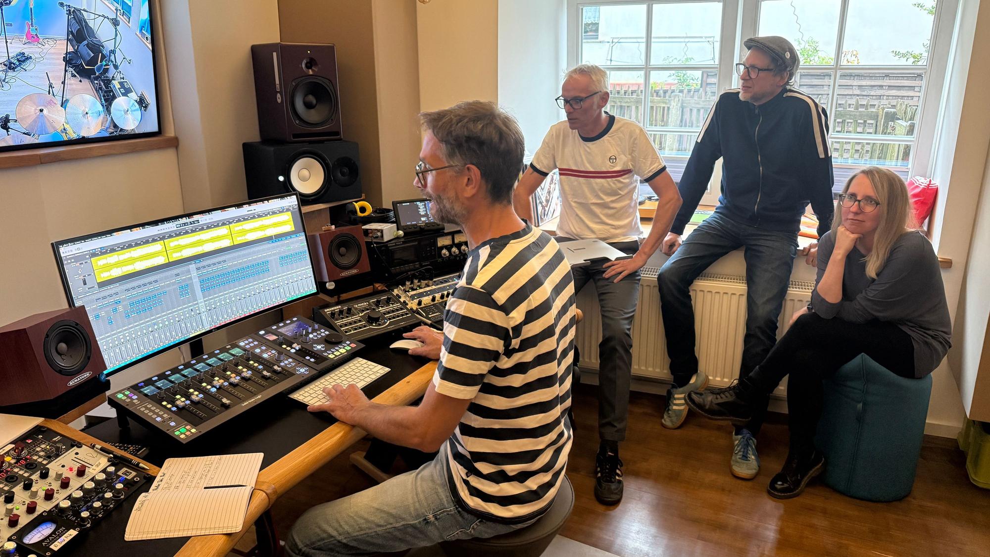 Nebenan mit Toningenieur und Studioinhaber Olli Nohl (l.) an den Reglern – „Kaufhaus Dahl“ hören zu.