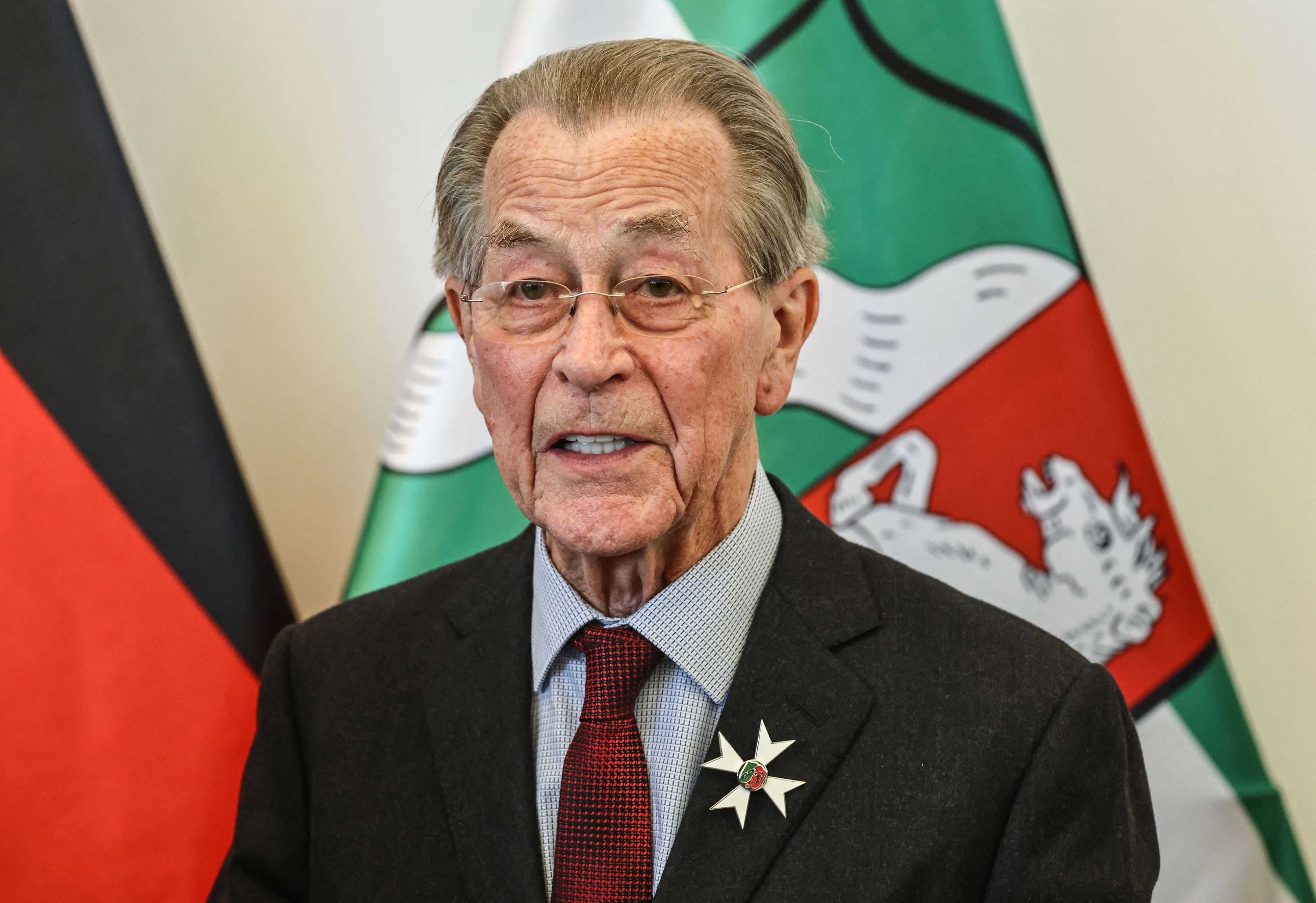Franz Müntefering (SPD), Politiker, steht nach der Verleihung des Landesverdienstordens von Nordrhein-Westfalen im Foyer der Staatskanzlei.